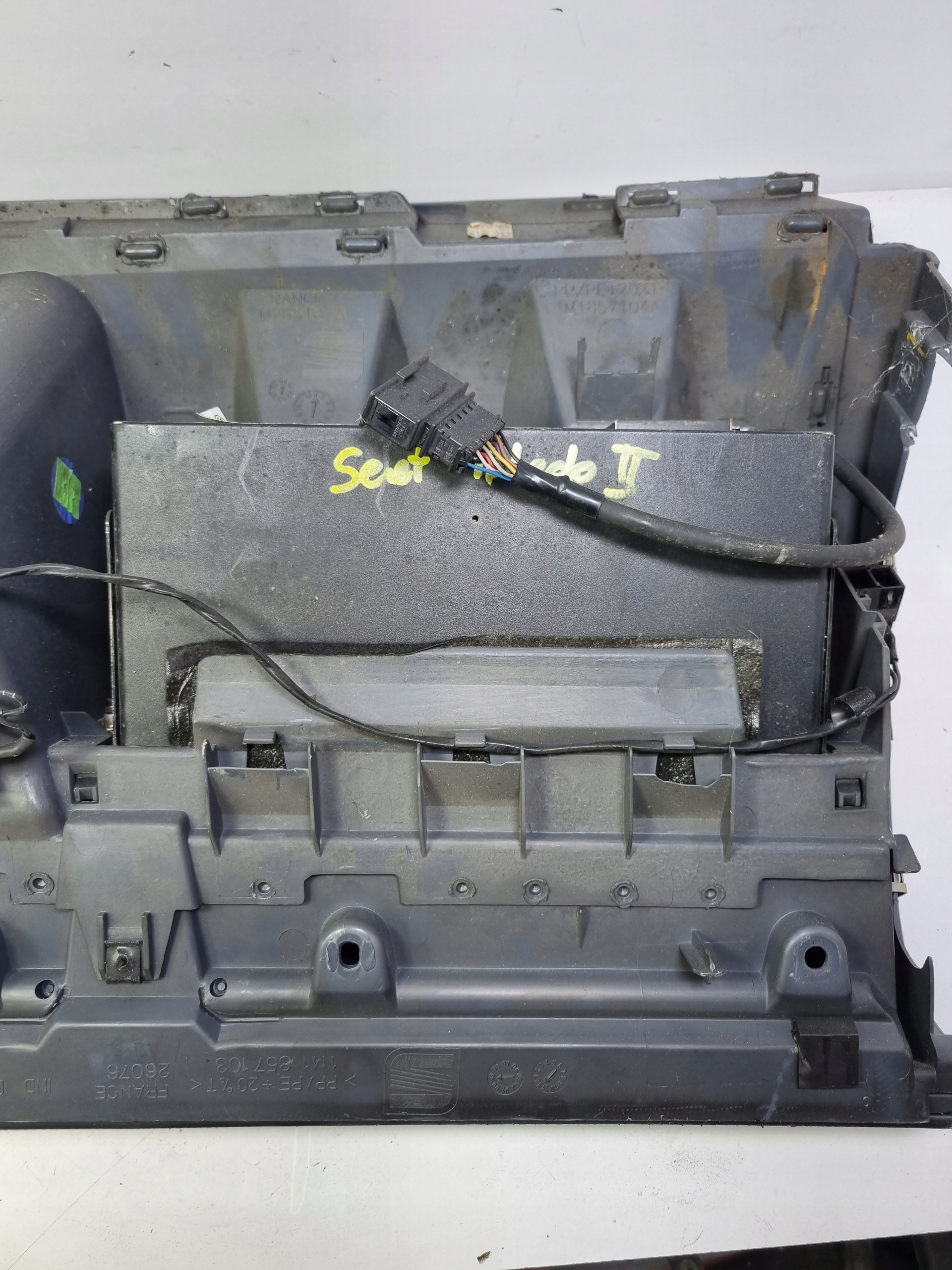 SCHOWEK PASAŻERA + ZMIENIARKA SEAT LEON I 1M1857104A Producent części Seat