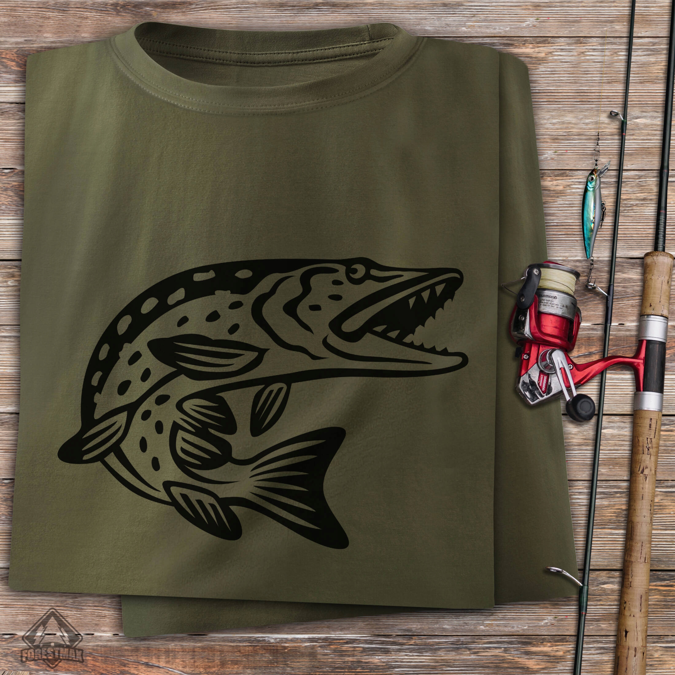 Koszulka ze SZCZUPAKIEM na ryby kolor zieleń wojskowa 100% bawełna roz. M Model Koszulka FORESTMAX z nadrukiem ryby dla Wędkarza