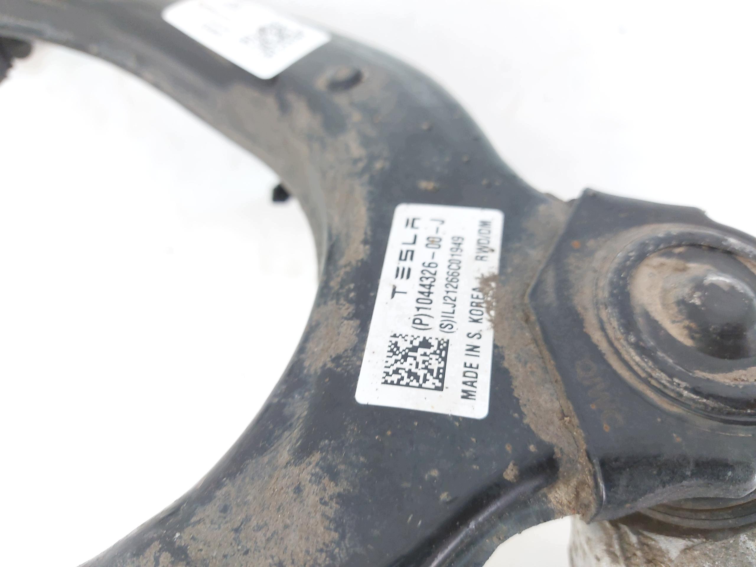 TESLA MODEL 3 2022r swing arm front right 4x4 1044816-00-E