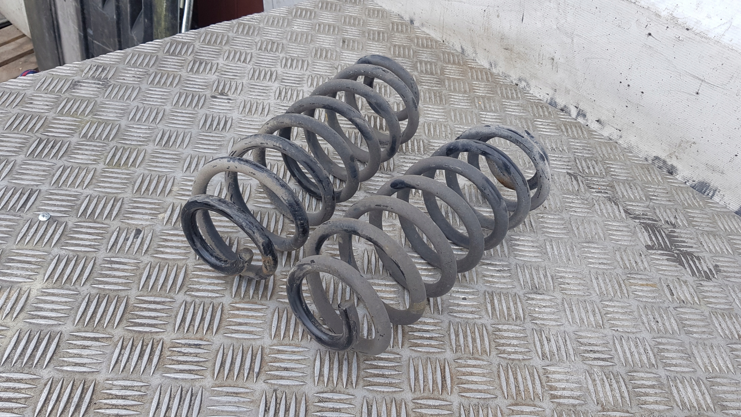 BMW 5 E39 spring springing rear part left or right