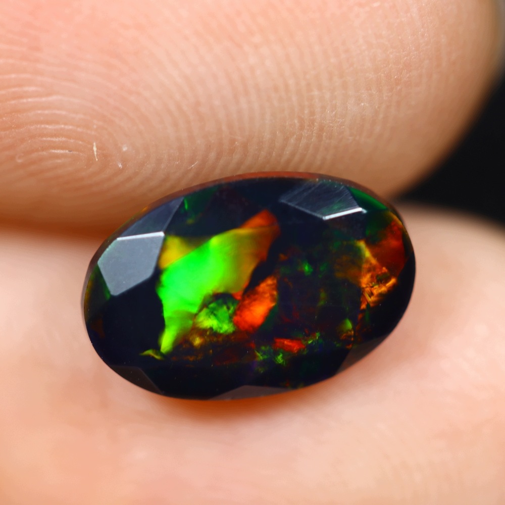 Přírodní opál černý 1.69 ct Ovál Etiopie certifikát Wbd