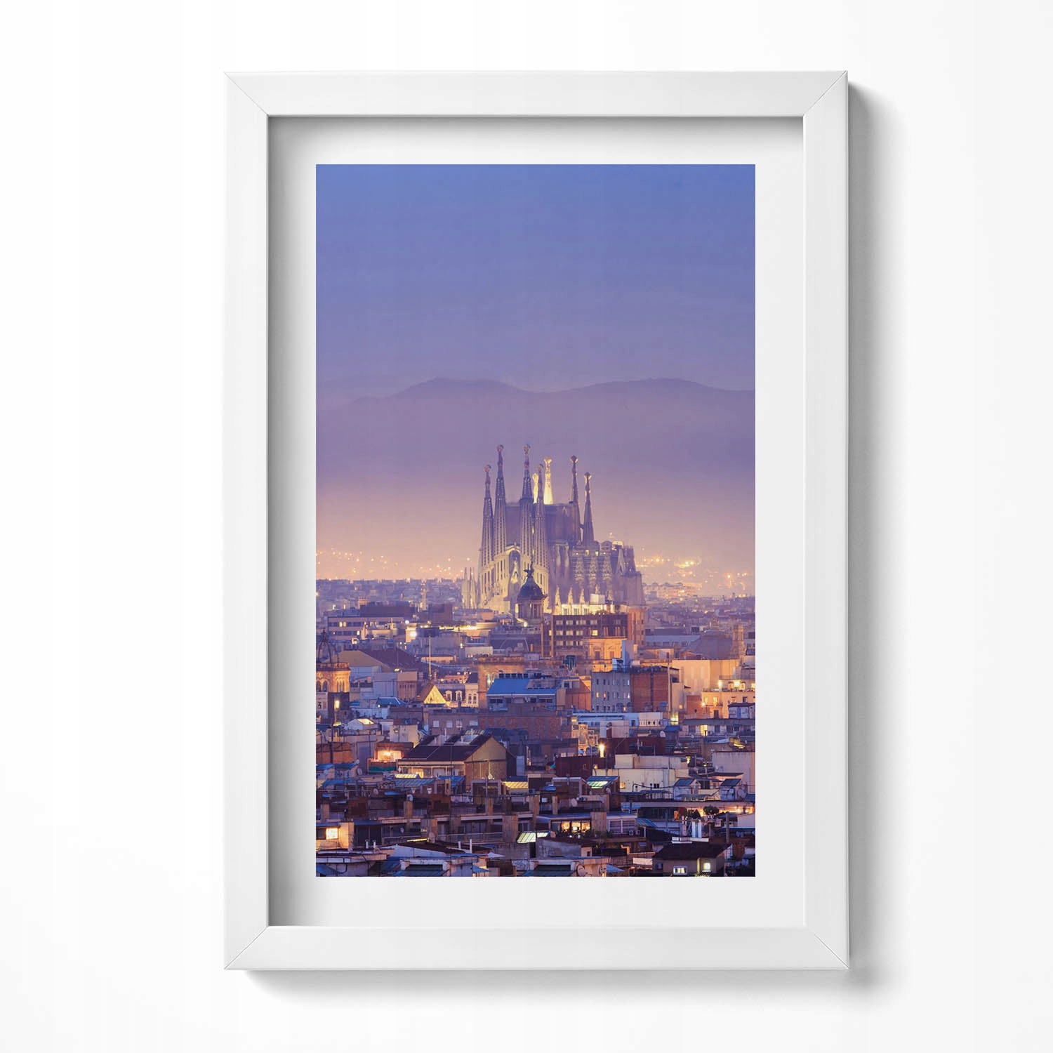 Obraz grafika v bílém rámečku Pohled na Barcelonu a Sagradu v noci 20x30 cm
