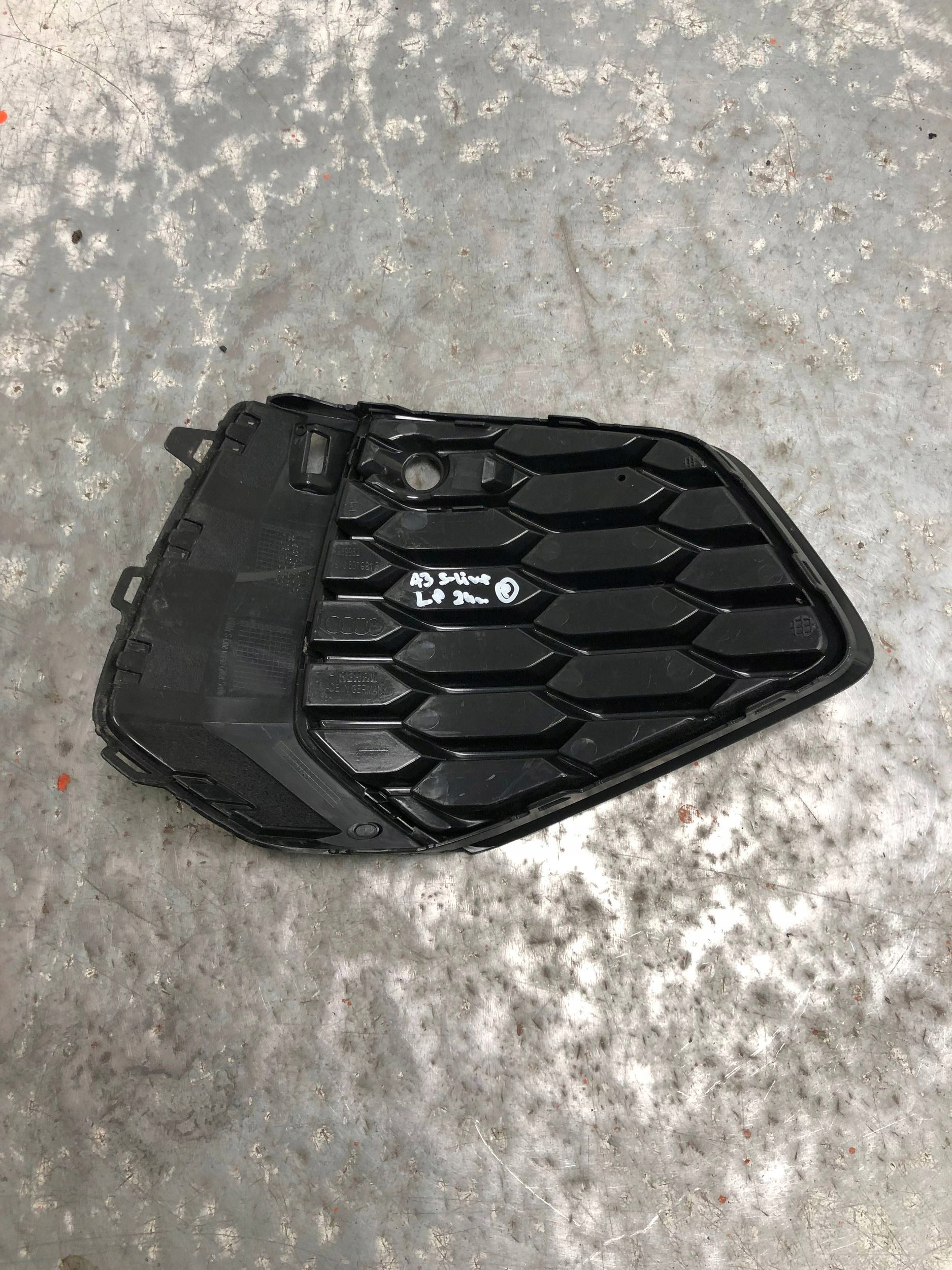 grid of a bumper left front AUDI A3 8Y S-LINE 8Y0807681B
