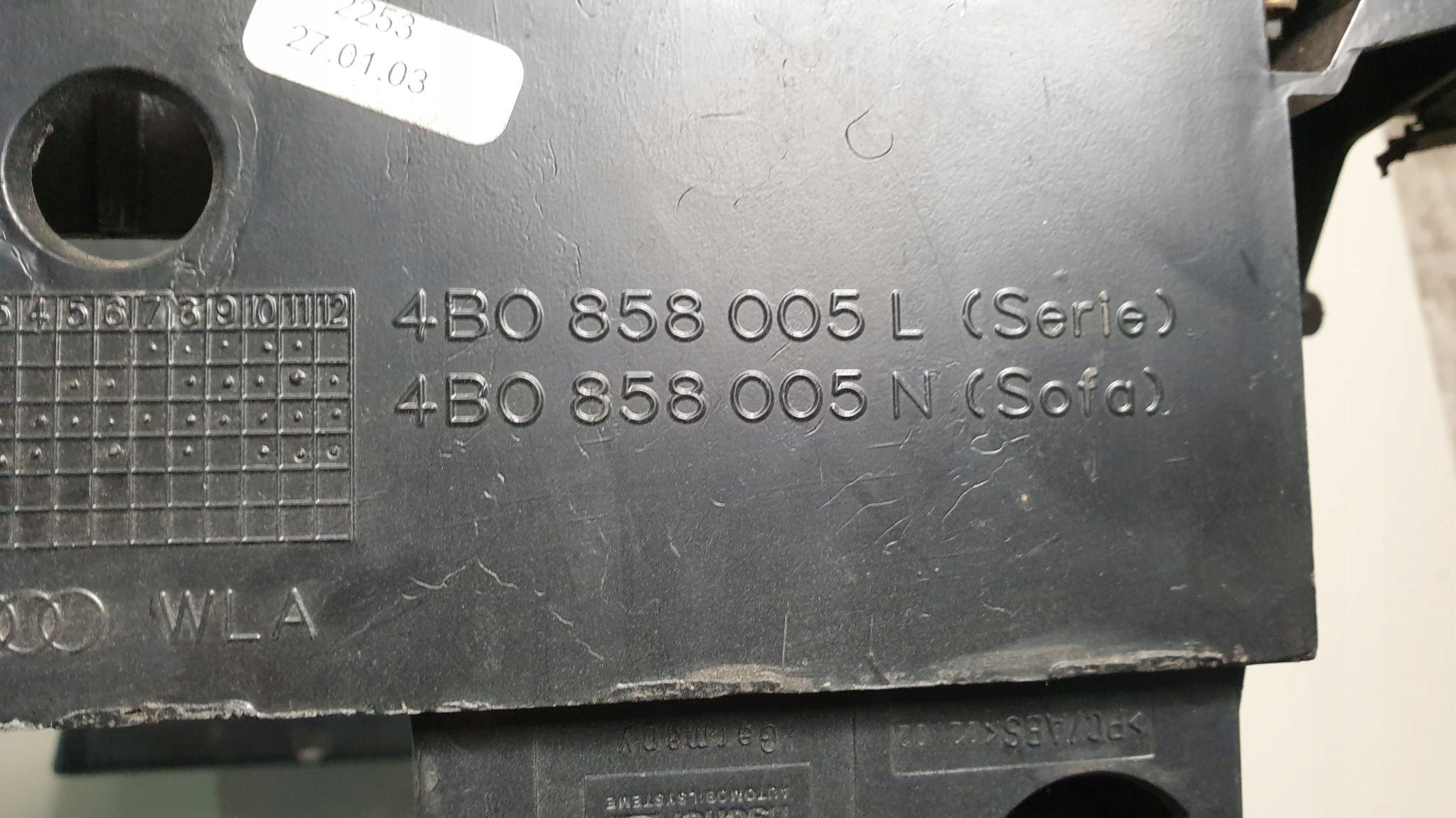 AUDI A6 C5 FL RAMKA KOSZ RADIA 2 DIN 4B0858005L Typ samochodu Samochody osobowe