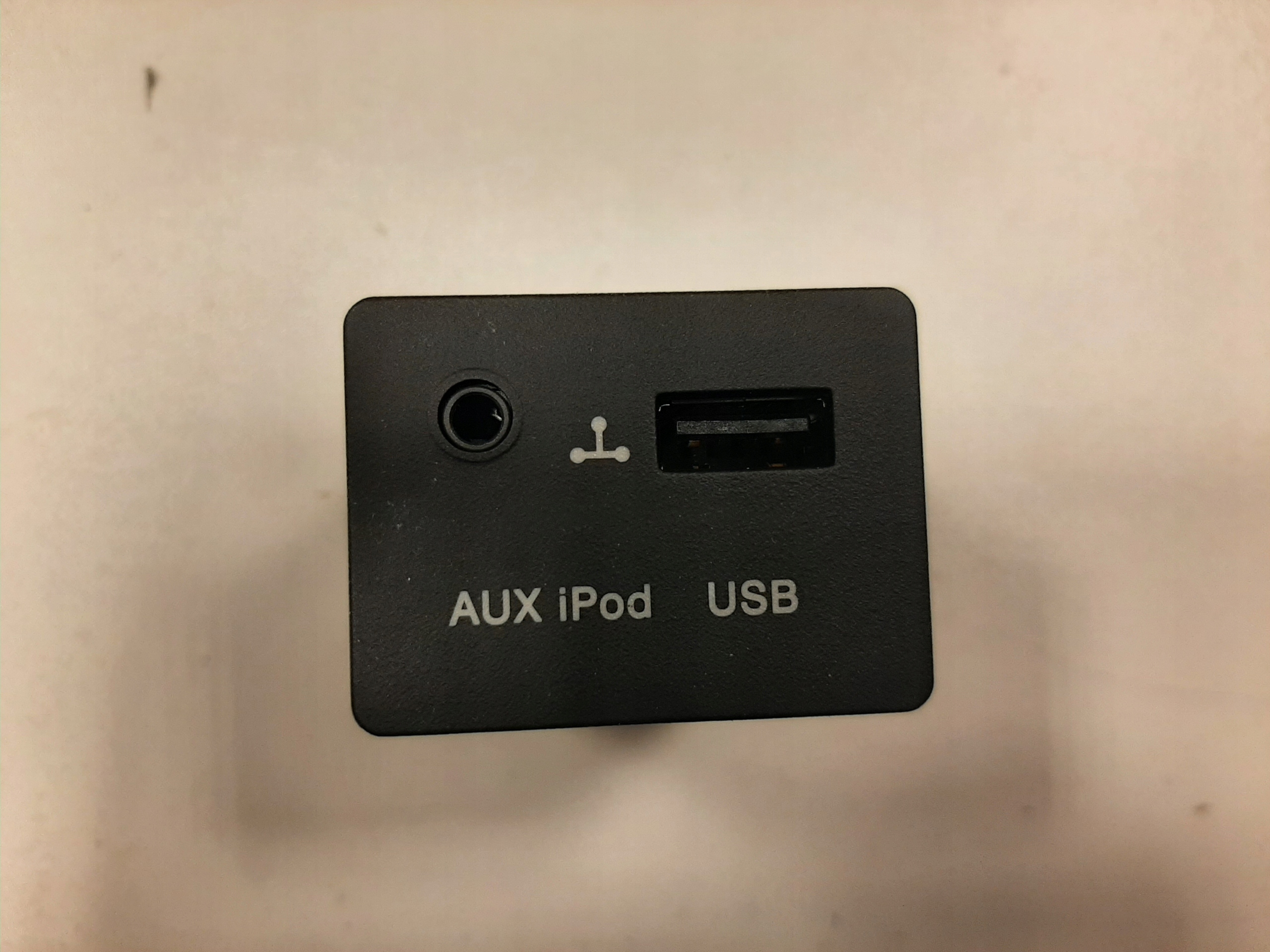 АДАПТЕР USB 2 + AUX KIA CEED II 961201H250