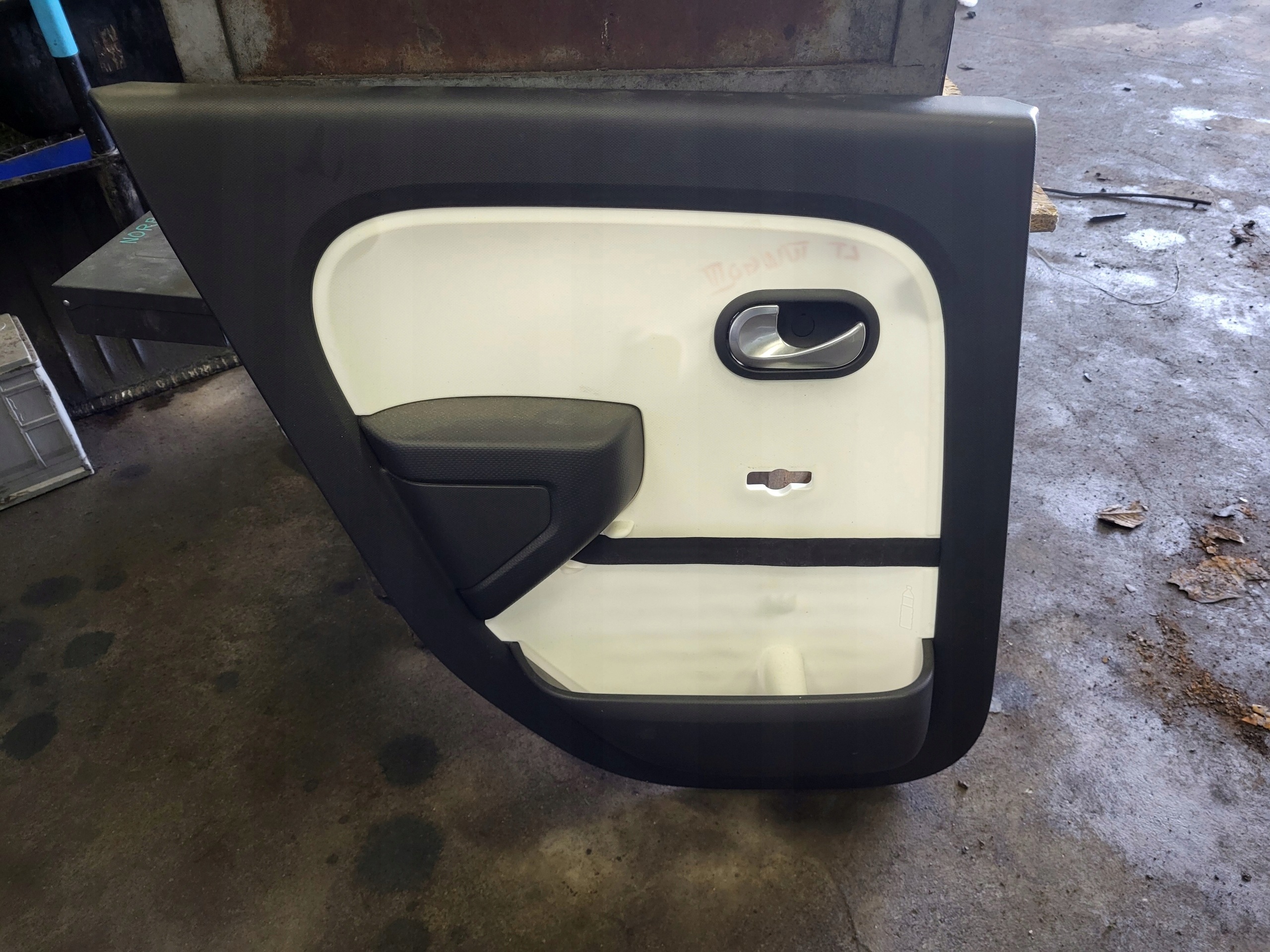 RENAULT TWINGO III side door left rear part