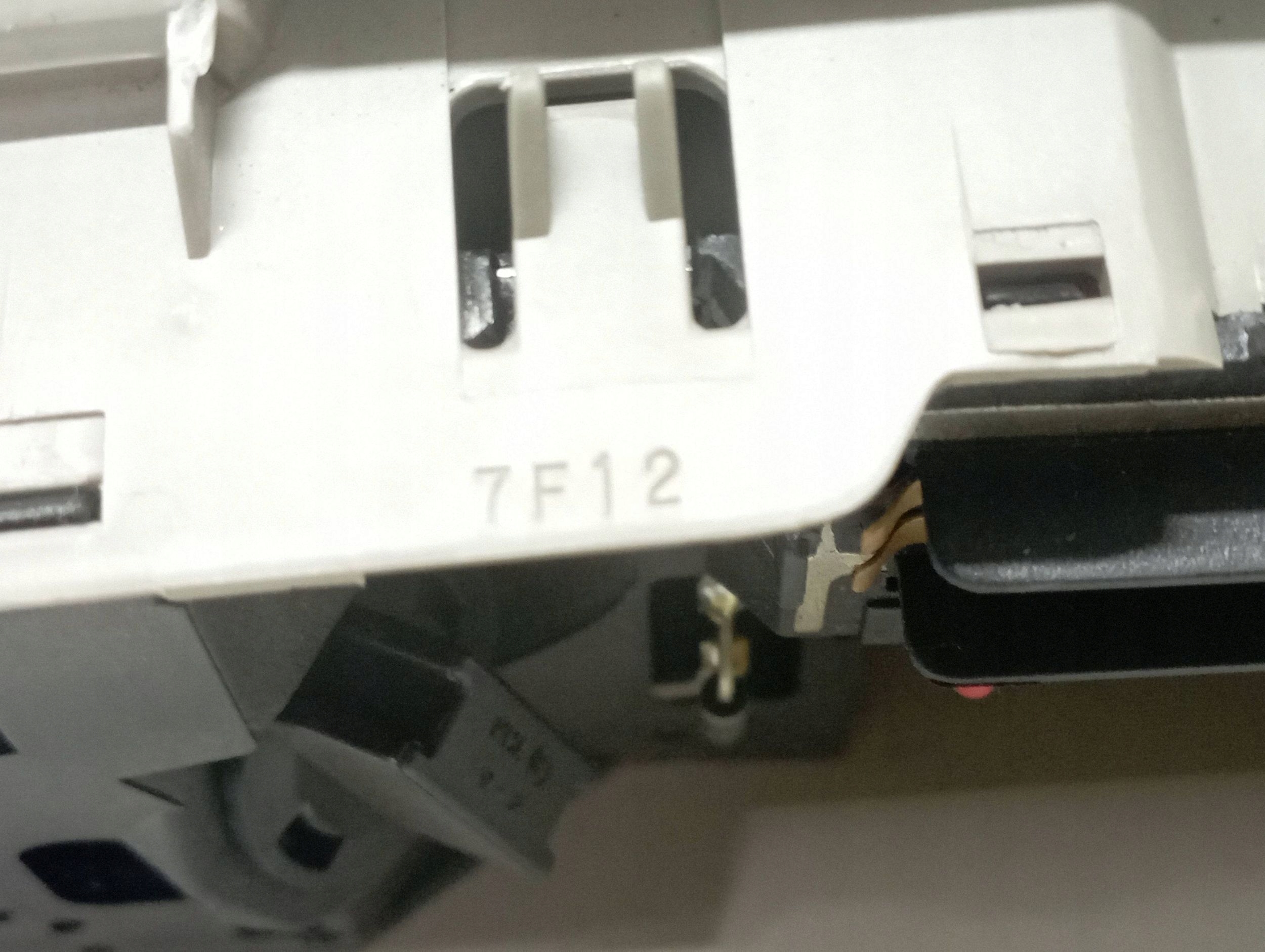 2008 mazda лампочка 7F12