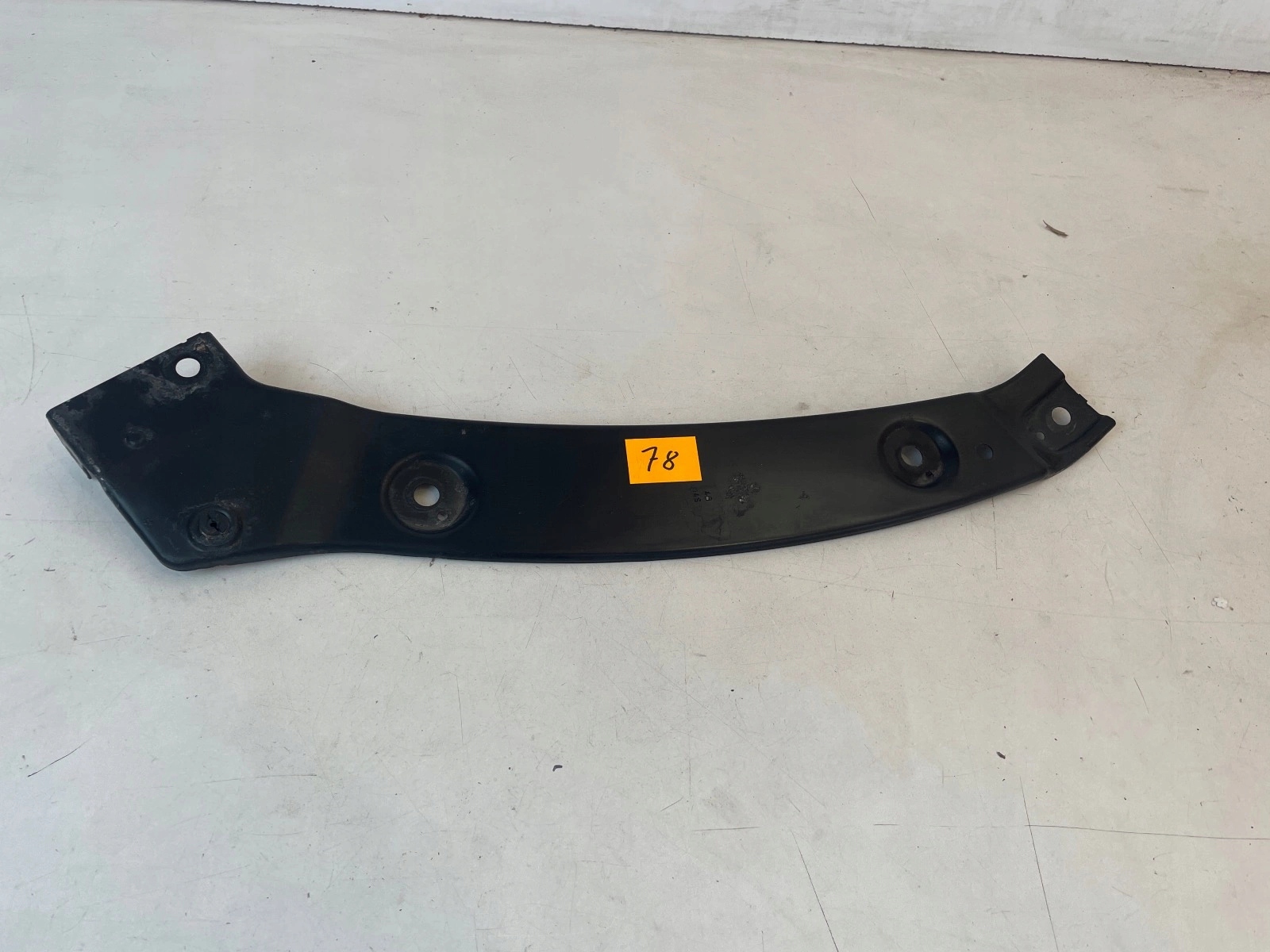 console wall support of the front left Volkswagen Tiguan and