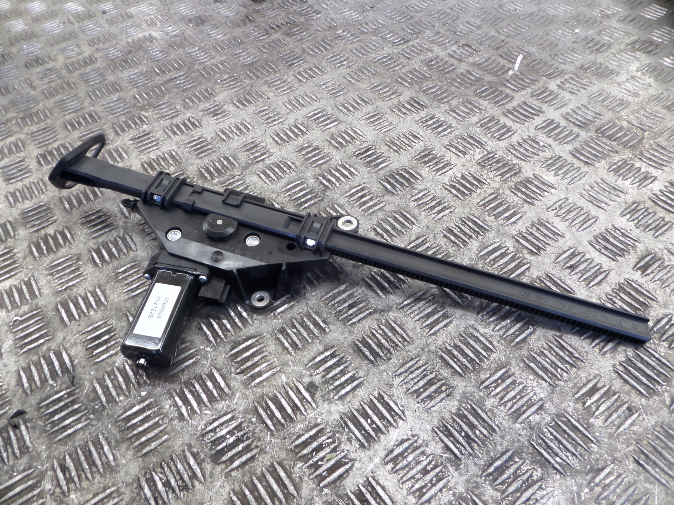 PODAJNIK supports left front MERCEDES W207 A2078600182