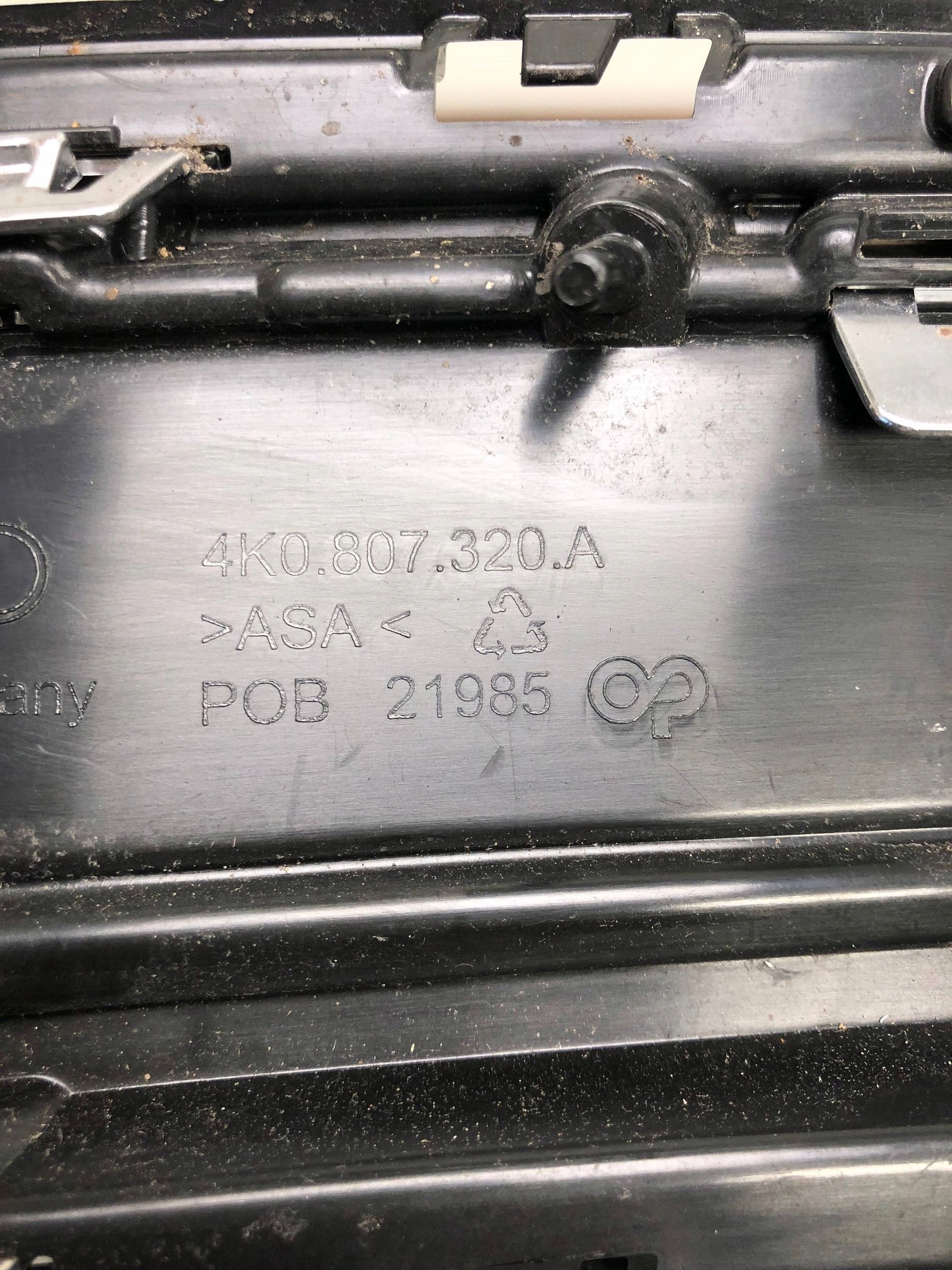 Lüftungsgitter der Stoßstange rechts heck S-LINE AUDI A6 C8 4K0807320A