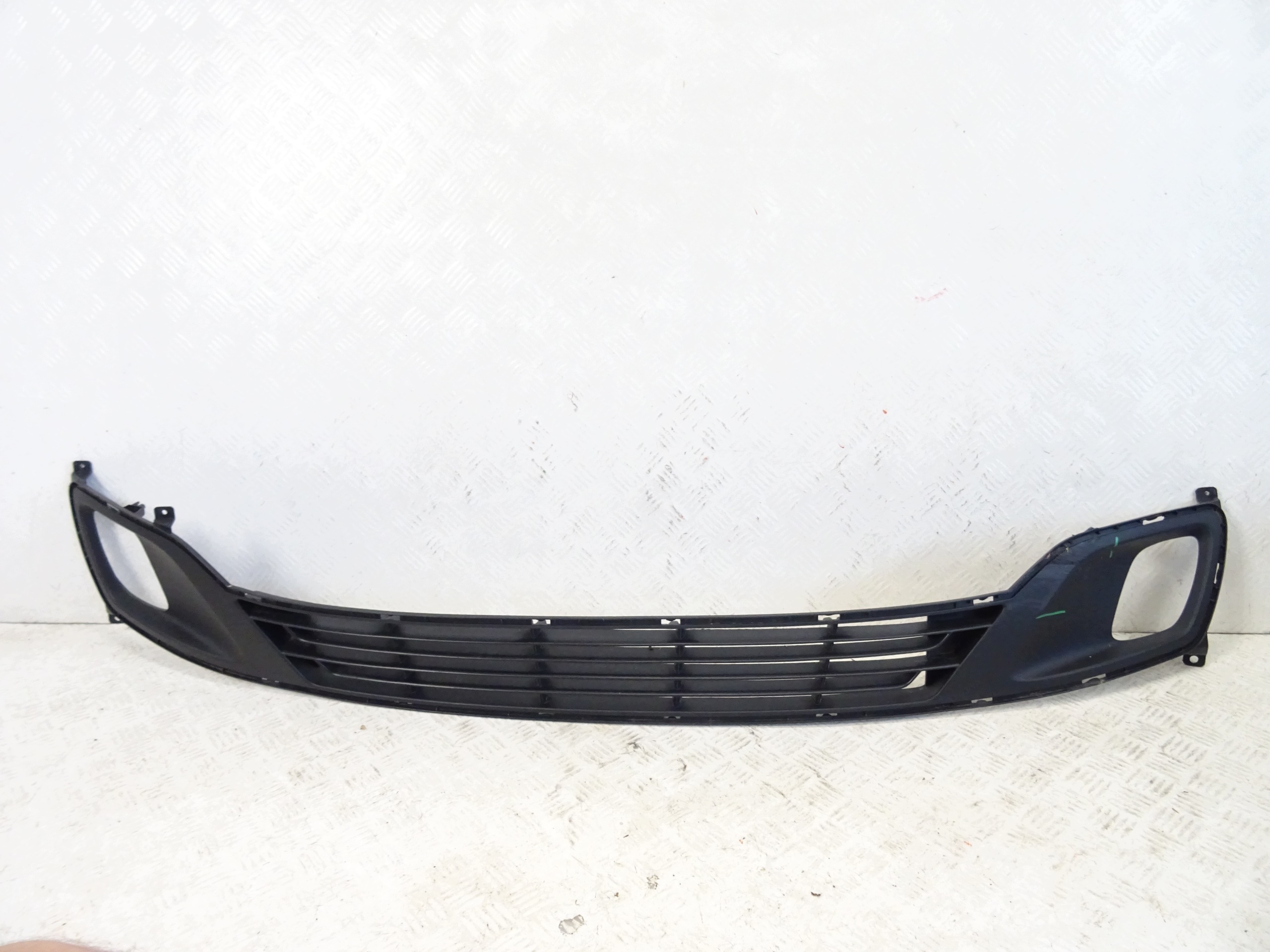 grid of a bumper front front central KIA VENGA 86561-1P000