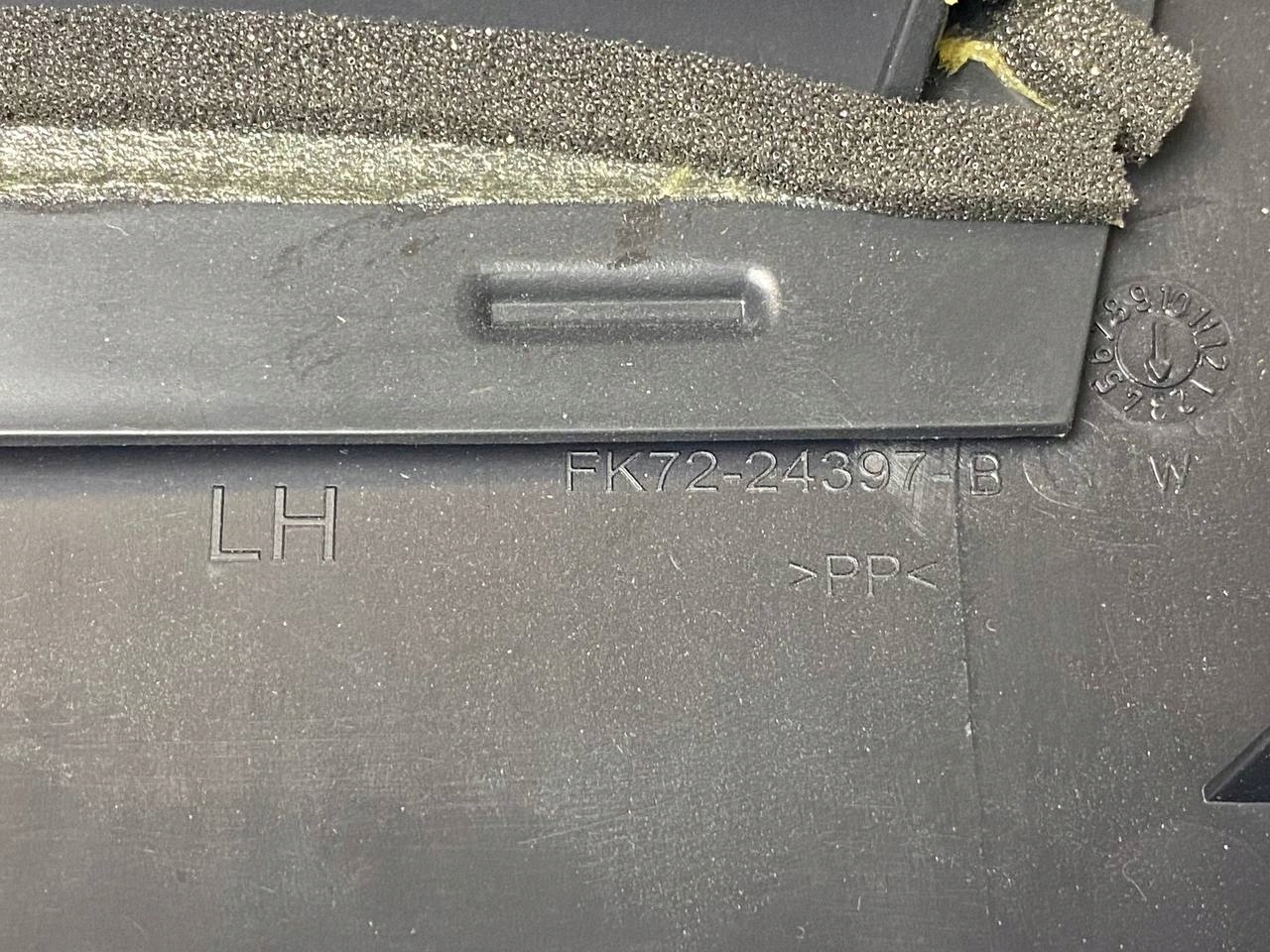 OSŁONA POSZYCIE SŁUPKA LEWE DISCOVERY SPORT L550 Producent części Land Rover OE