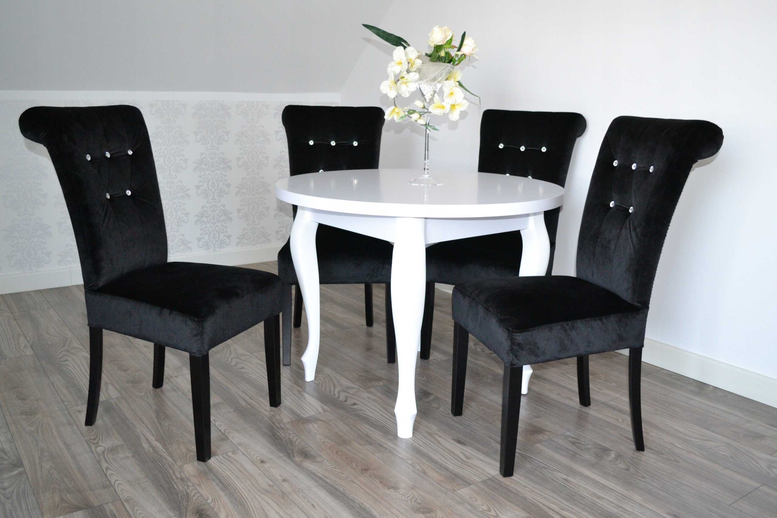 Stół okrągły biały matowy na czterech nogach Szerokość mebla 100 cm