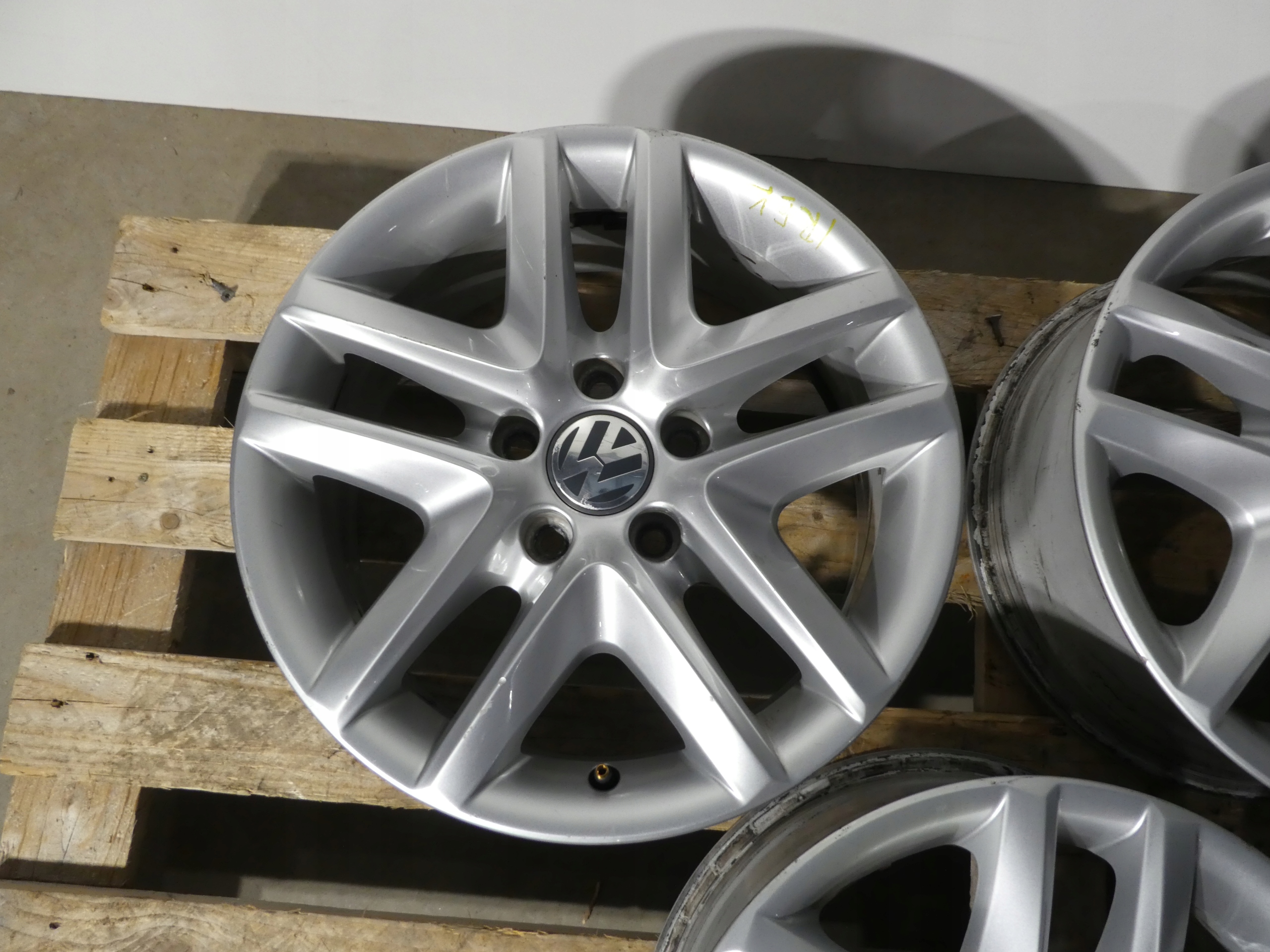 4X CERCHI DI ALLUMINIO CERCHI RUOTE 5N0601025 VW 5X112