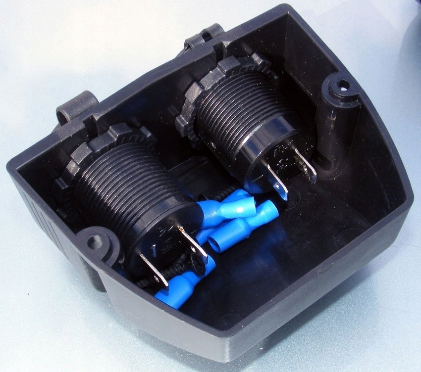 GNIAZDO ZAPALNICZKI Z OBUDOWĄ 12V ŁADOWARKA 2X USB Producent części Inny