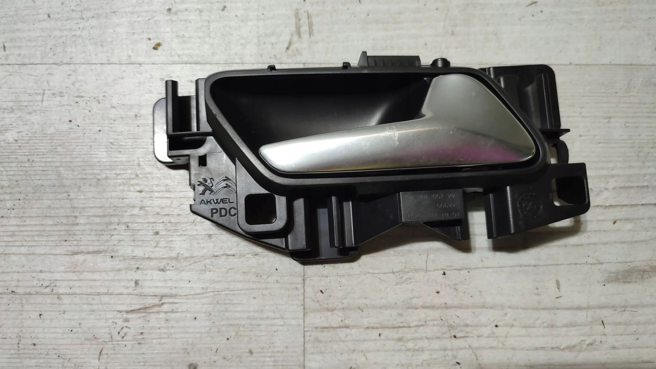 Peugeot 208 II 23r 1.2 rear part side right handle inner