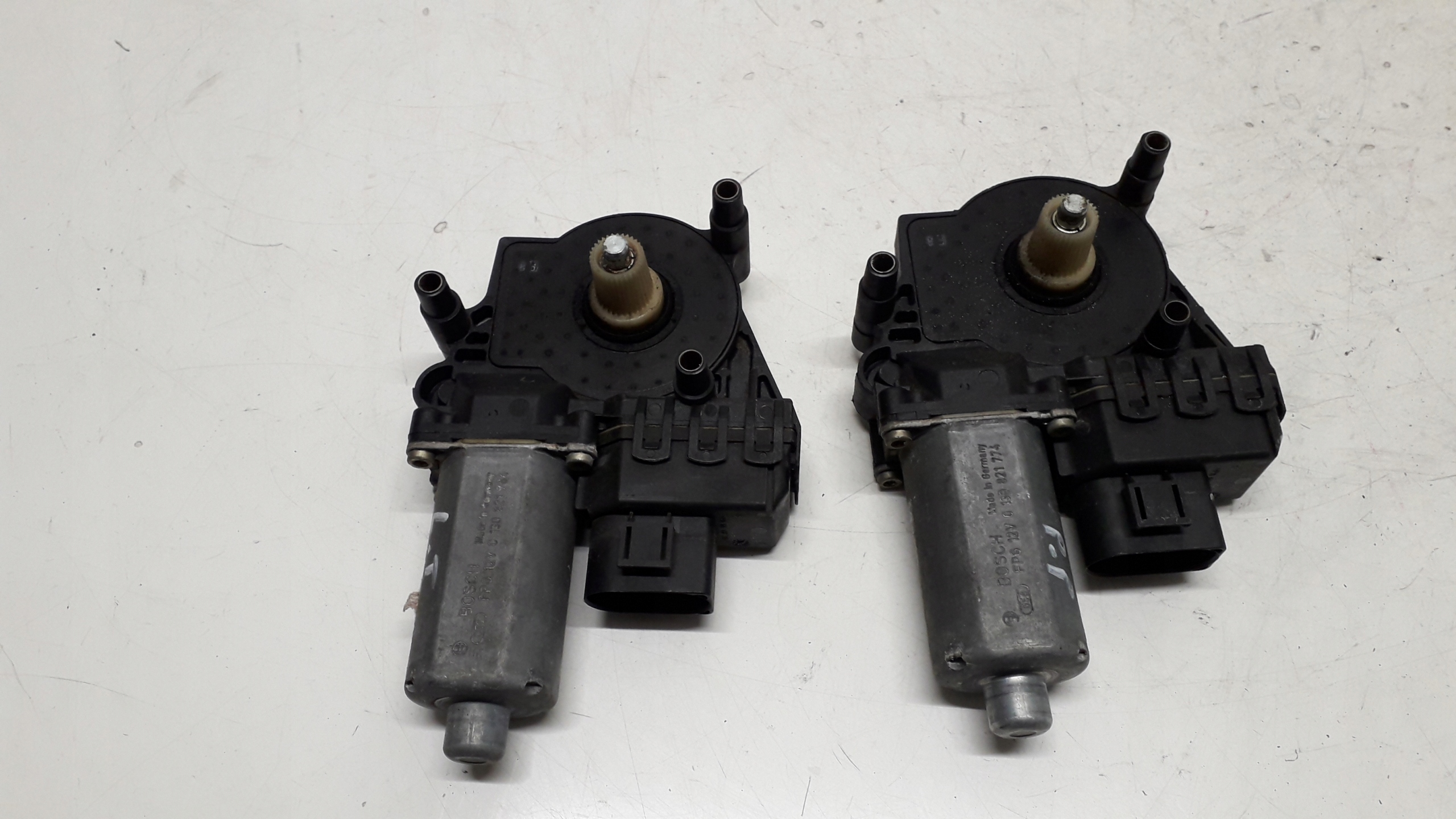 AUDI A6 C5 SILNICZEK OTWIERANIA SZYBY - PRAWY PRZEDNI