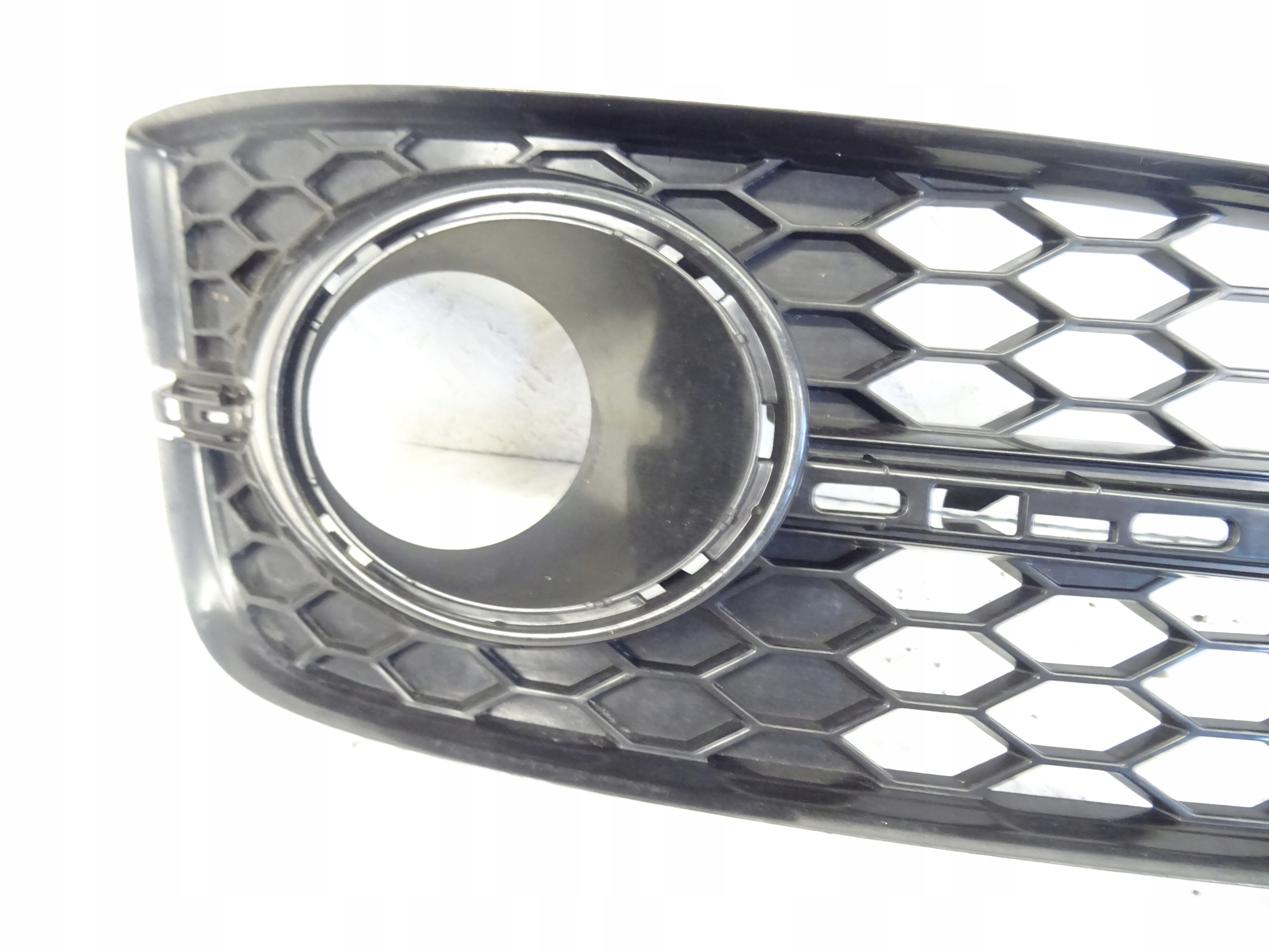 grid of a bumper front front right AUDI A8 D4 S8 4H0807680