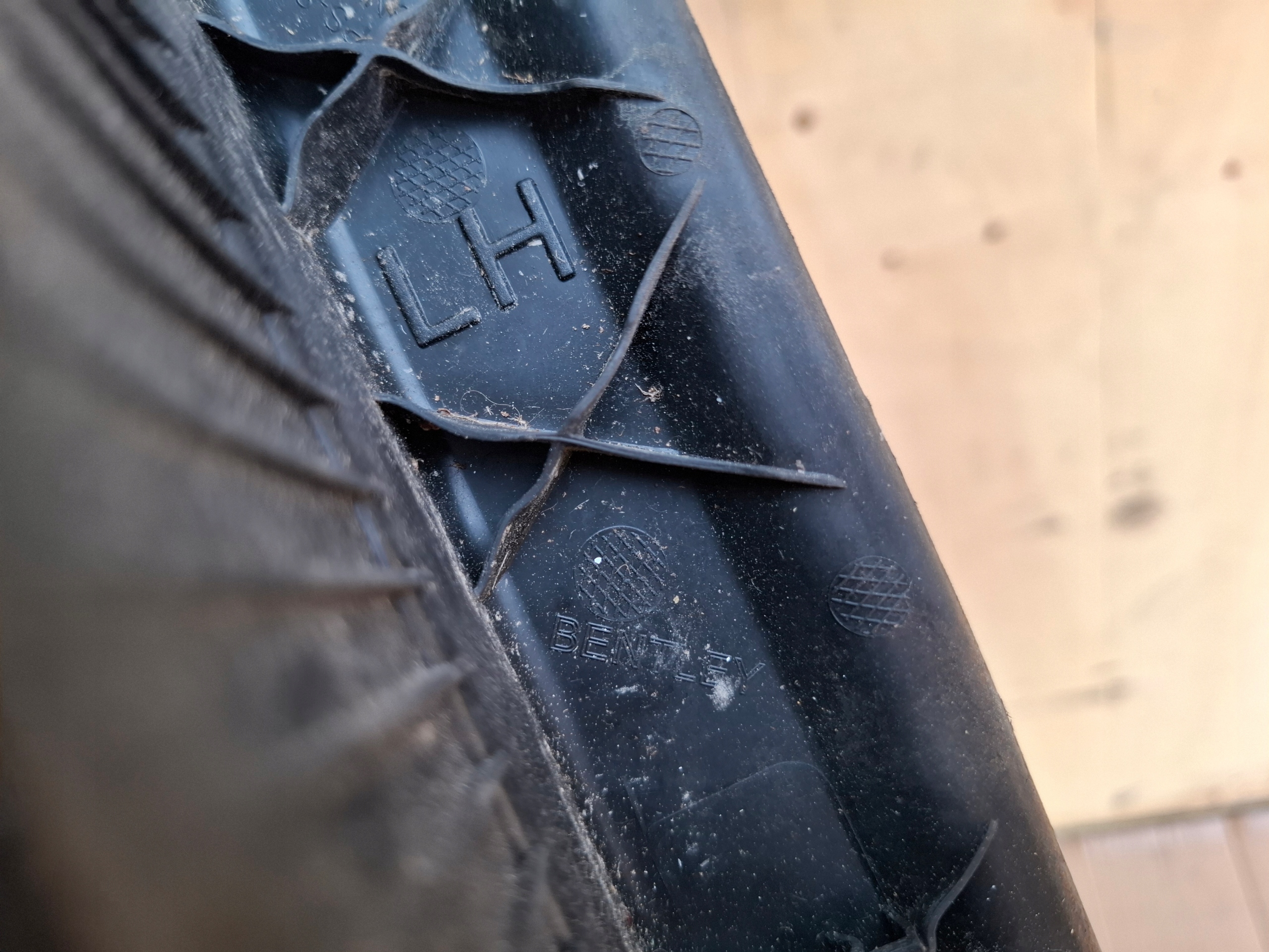 cover gasket under the window left BENTLEY BENTAYGA 17r