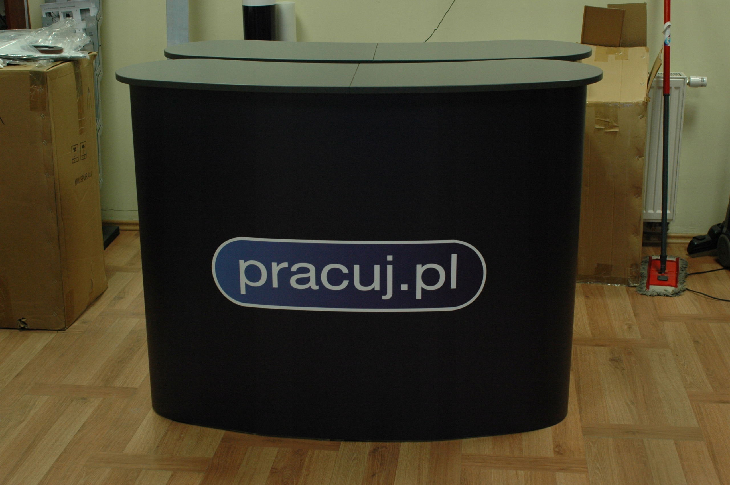 Trybunka reklamowa DUŻA , Lada Targi, z półką + wydruk Szerokość produktu 140 cm