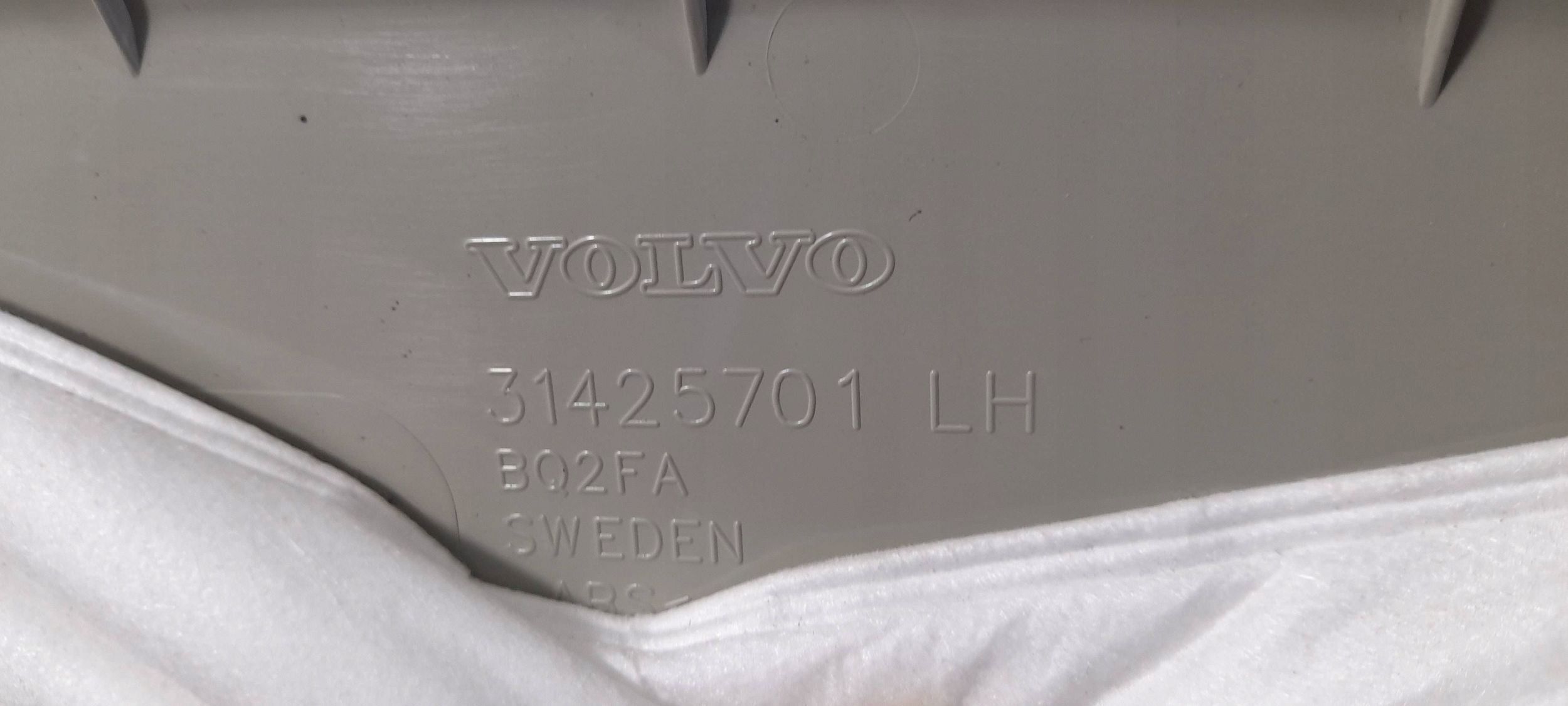 Volvo XC60 II cover slupka left 31425701 (T564)