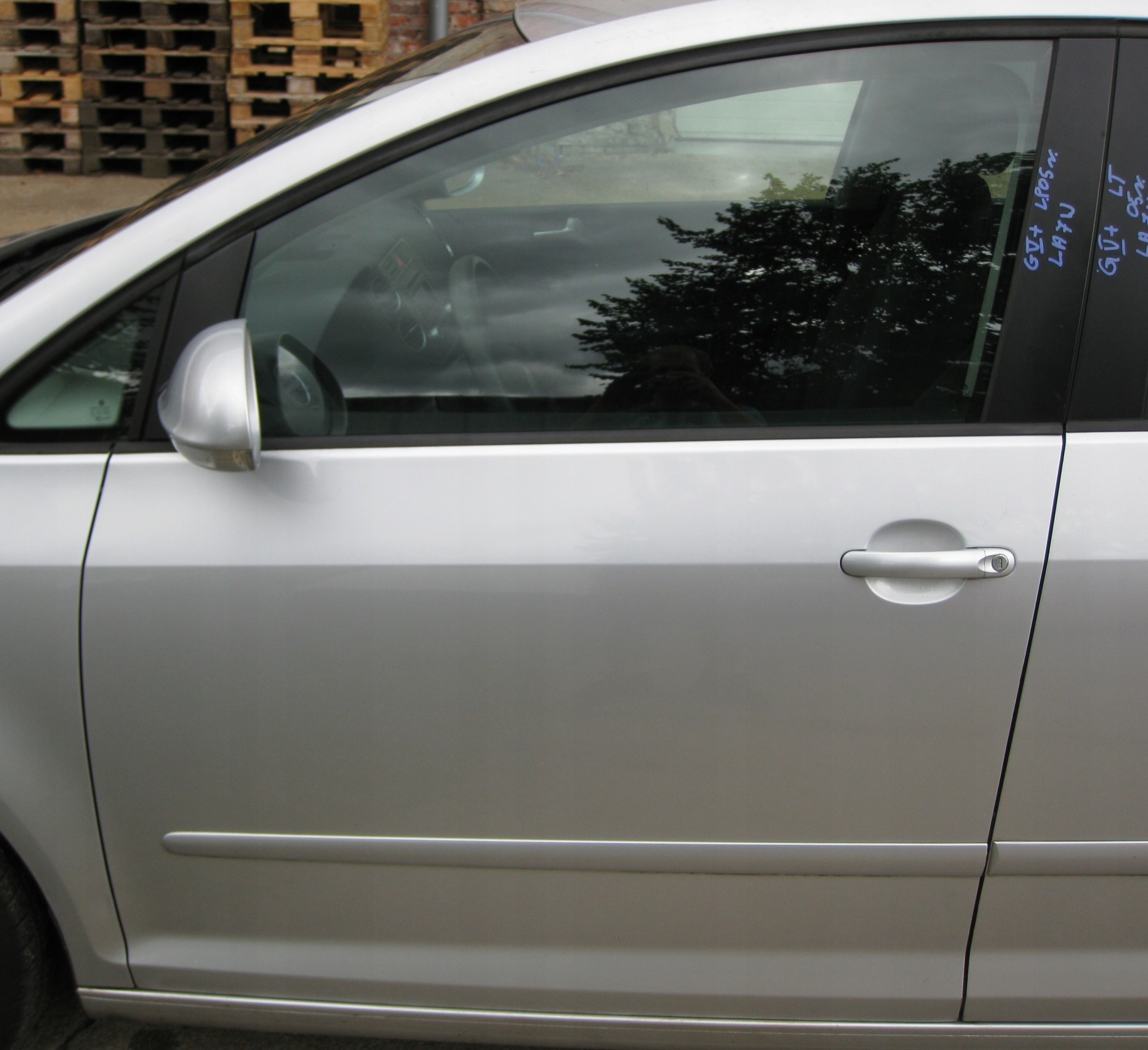 VW GOLF V plus 05R dveře levý předek kol. LA7W