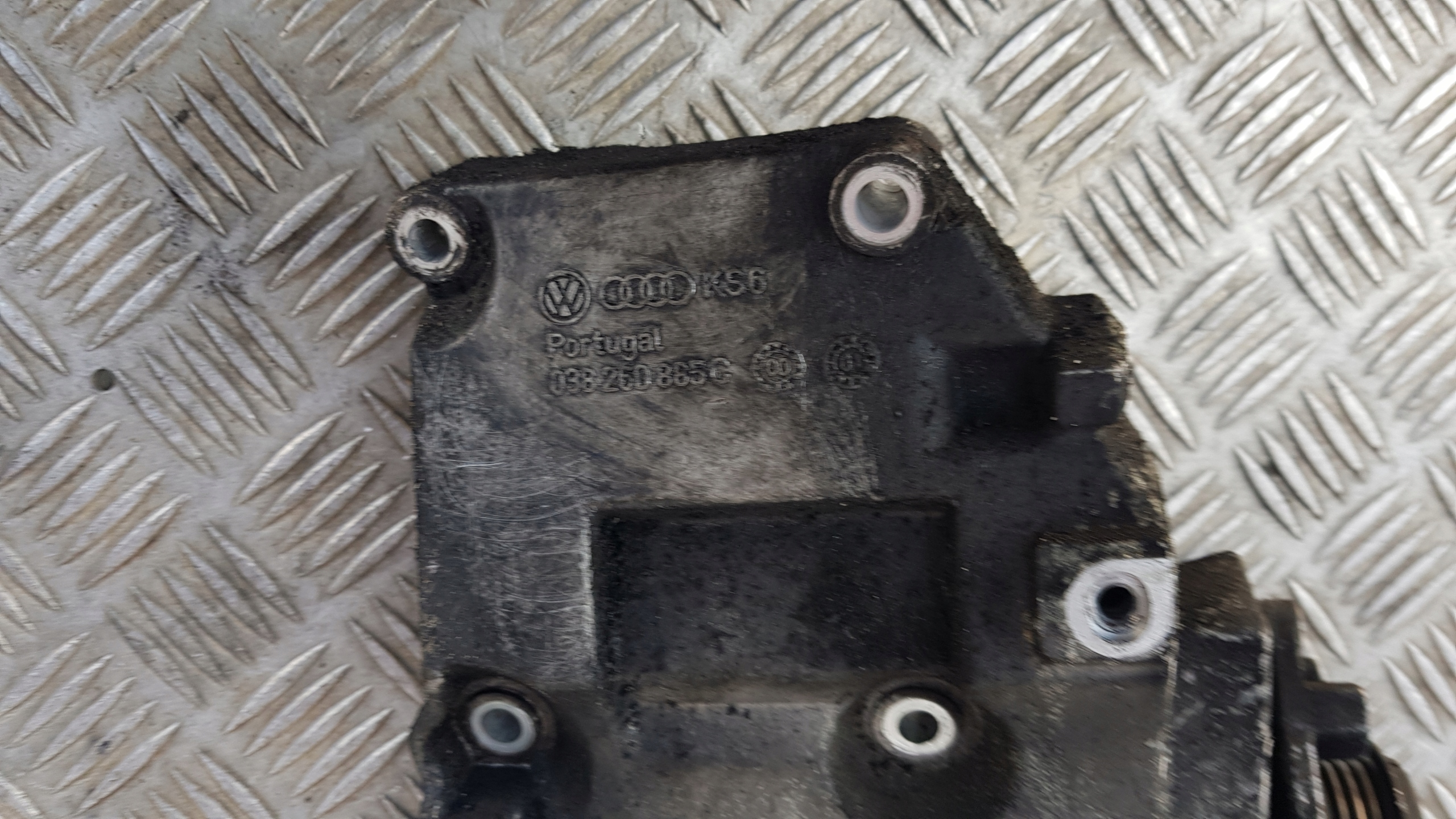 AUDI A4 B6 1.9 TDI holder KOMPRESORA 038260885C