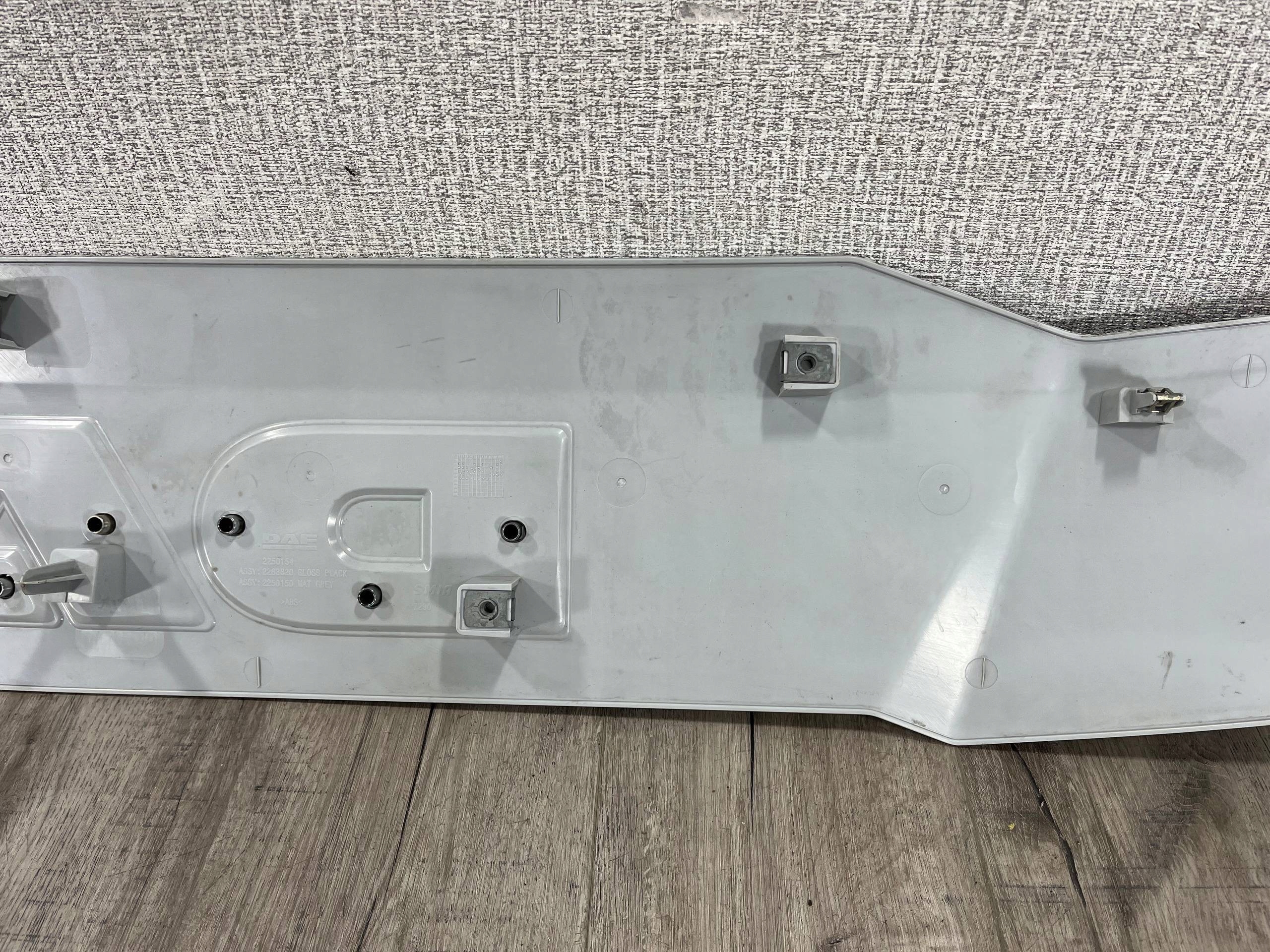 DAF XG 2021-> moulding grille LOGO grill 2263820