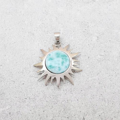 Stříbrný přívěsek ve tvaru slunce s larimarem