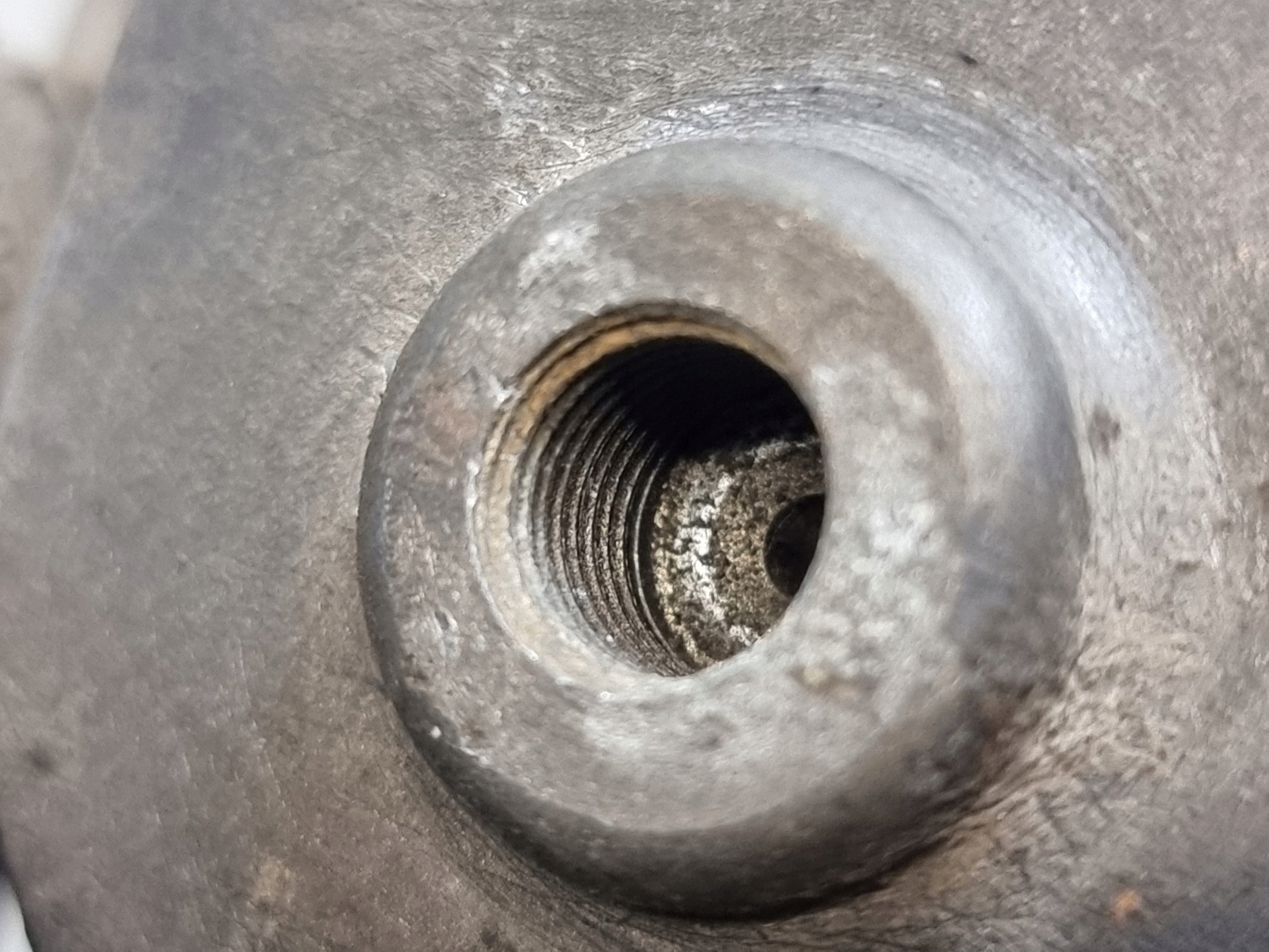 třmen brzdový levý záď BMW 5 E39
