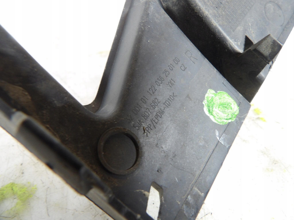 SKODA RAPID grid of a bumper right 5JA 807 682 LF9R