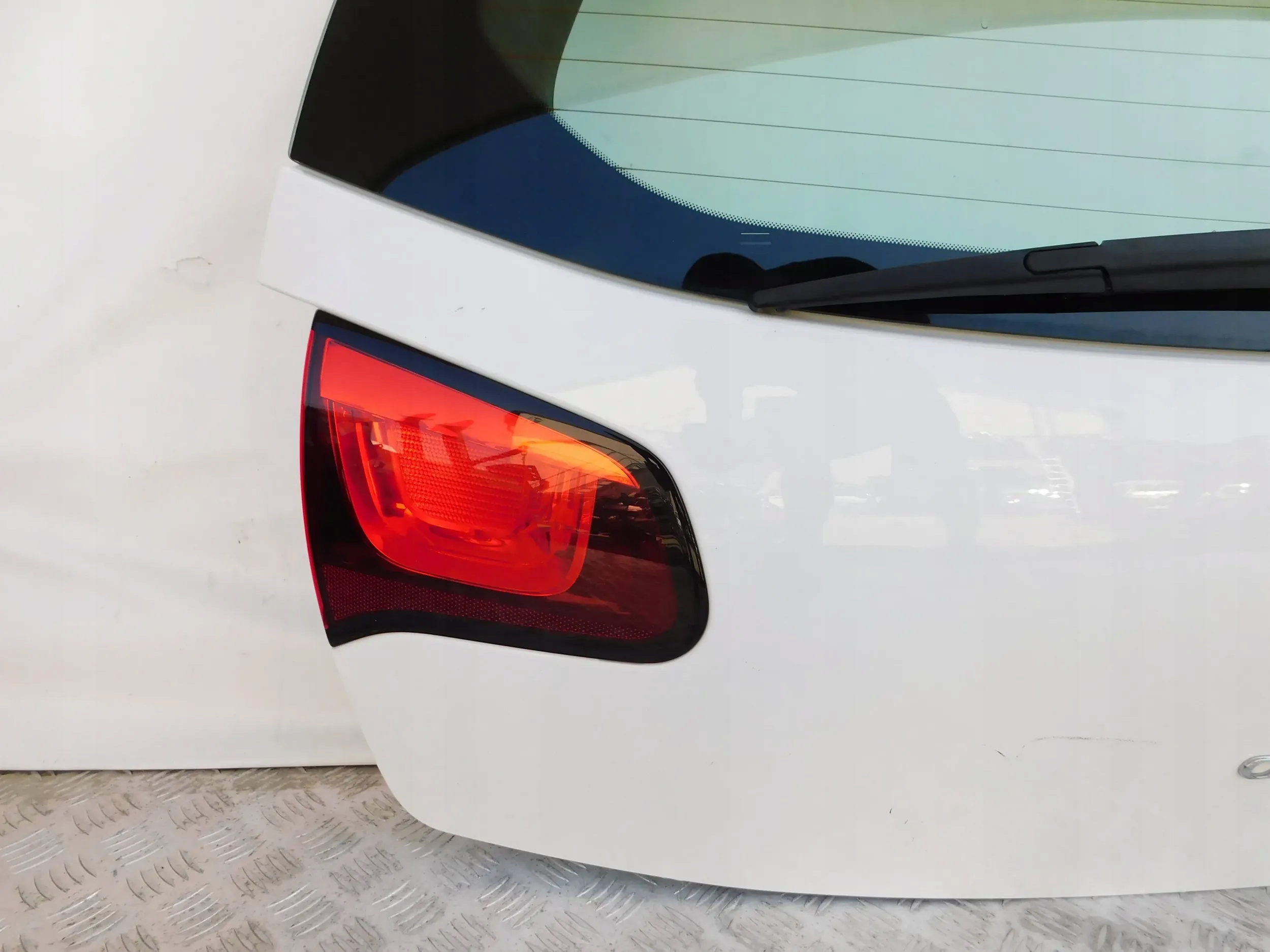 KLAPA TYŁ TYLNA BAGAŻNIKA CITROEN C3 II 09- Strona zabudowy uniwersalne