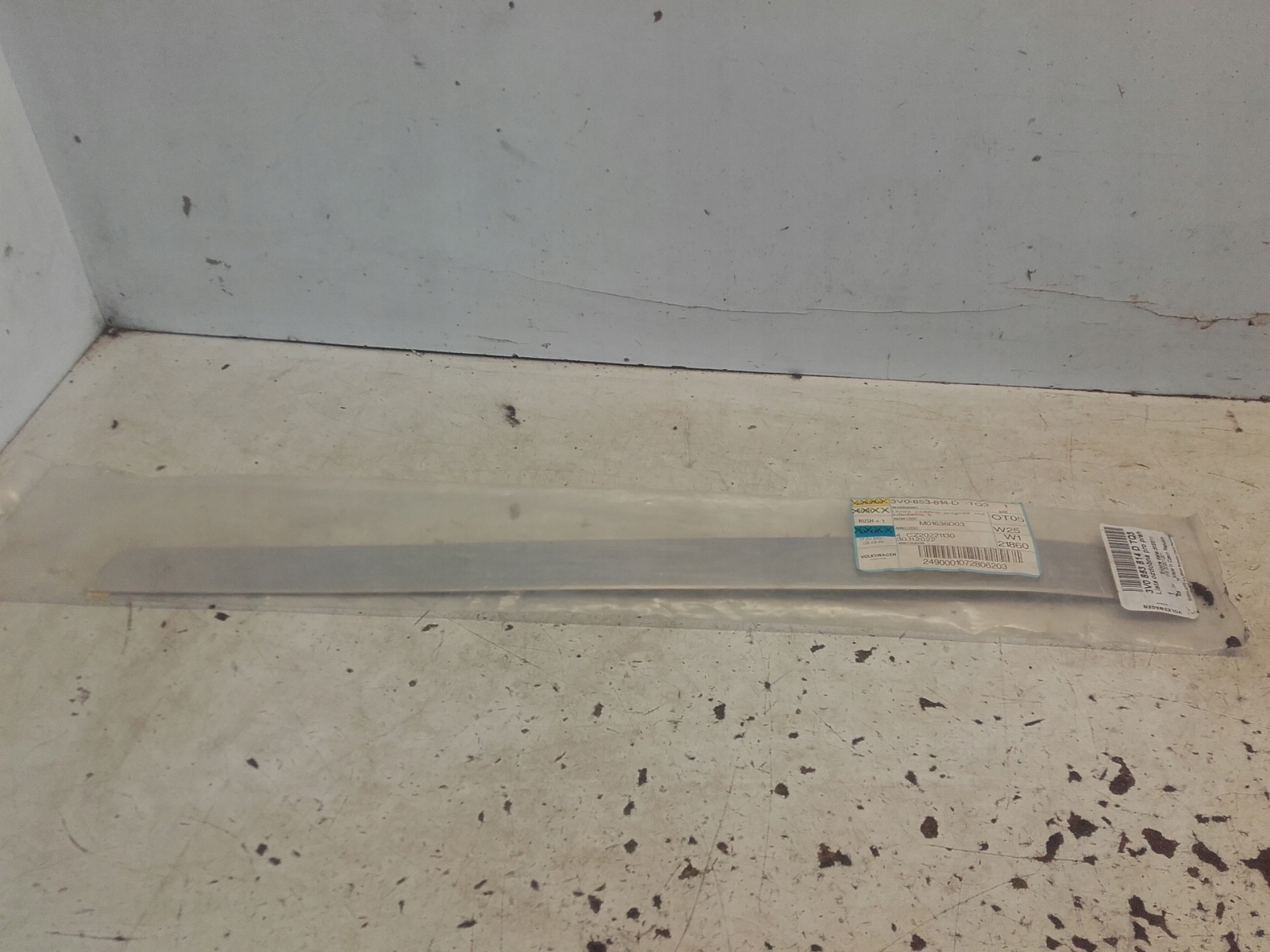 LISTWA PROGOWA SKODA SUPERB 3V0853814D PRZÓD LEWA