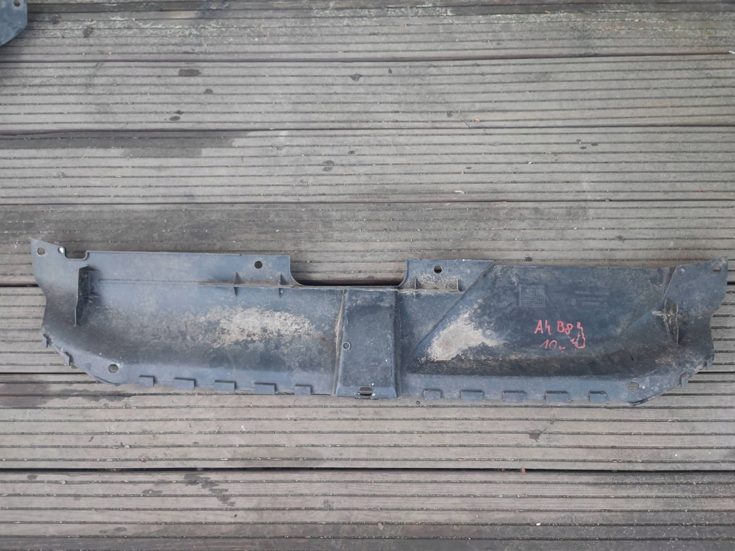 kryt stěny předek předního AUDI A4 B8 8K0807081