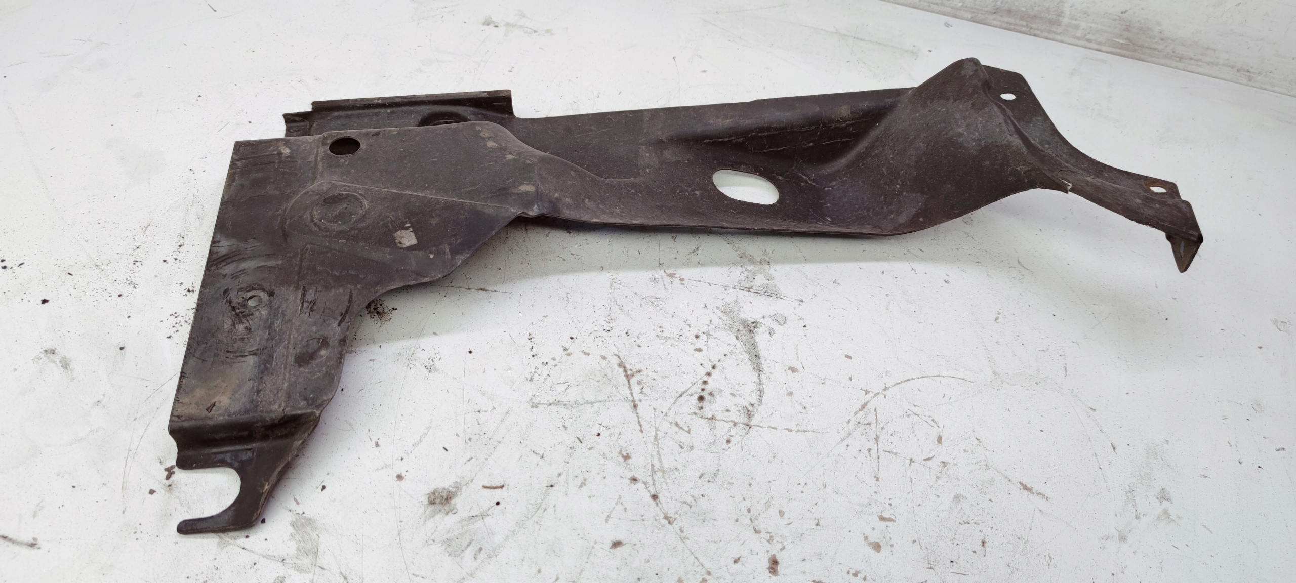 cover chassis left rear part AUDI A4 B7 8H0825215C
