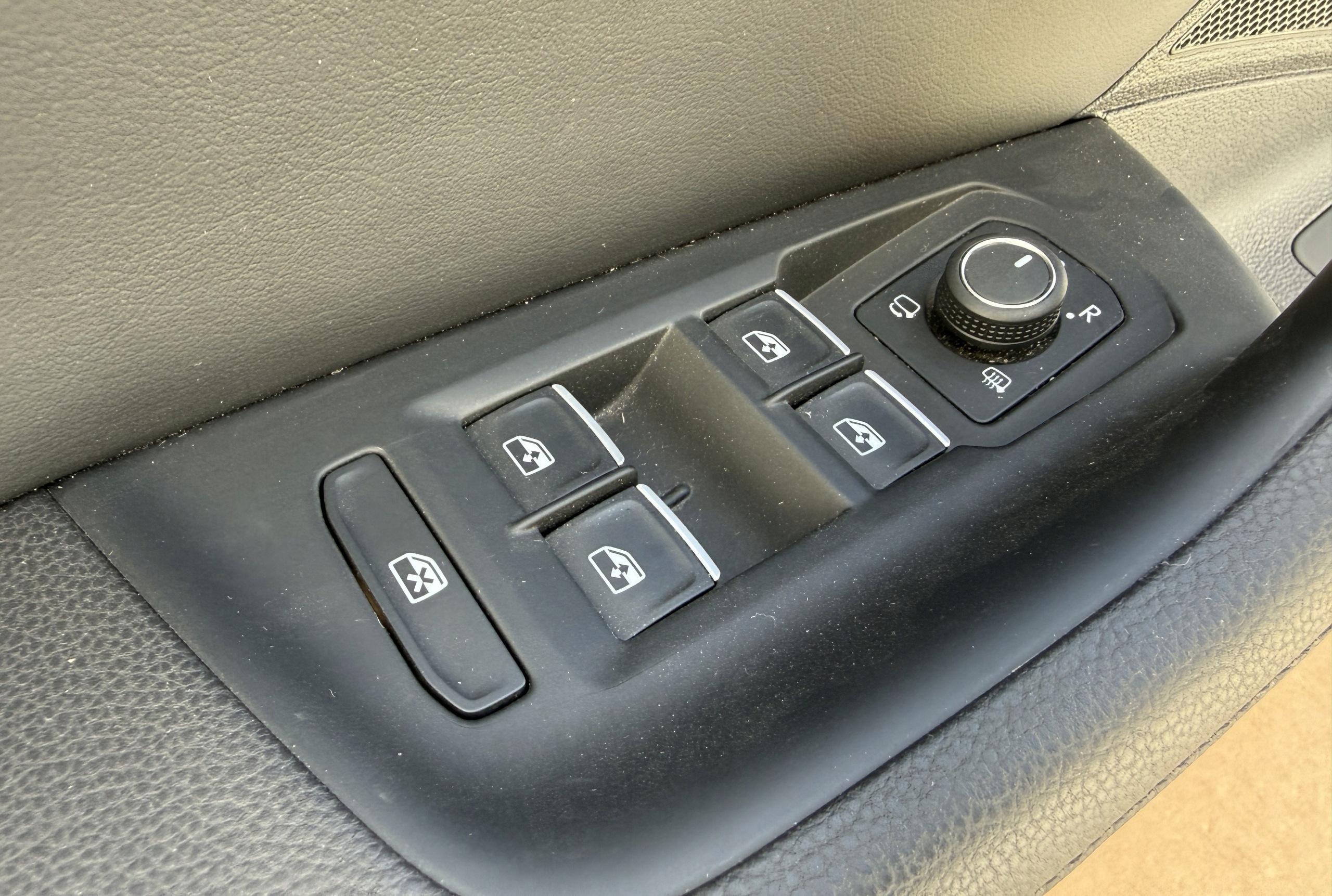 side below ROLETY PASSAT B8 sedan leather as new