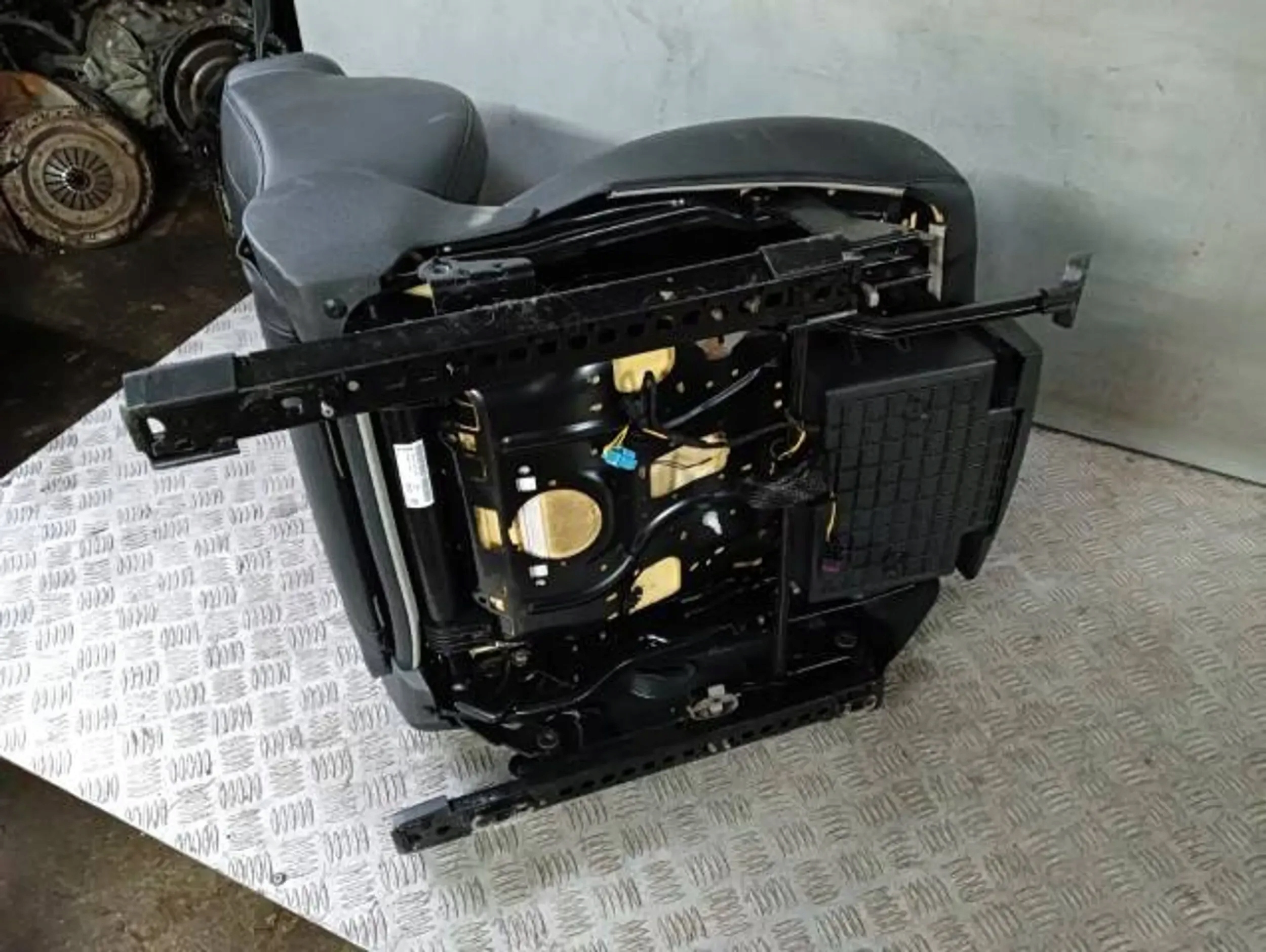 кресло передний левый водители SKODA SUPERB II