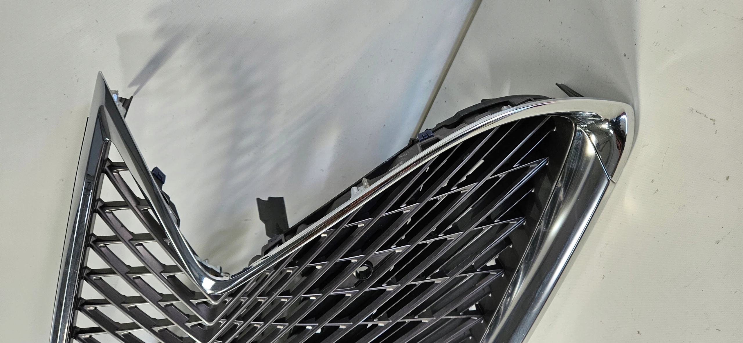 ATRAPA GRILL CHROM LEXUS LS POD KAMERE / PDC ORYG Jakość części (zgodnie z GVO) O - oryginał z logo producenta pojazdu (OE)