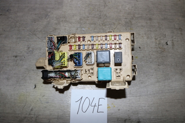 SKRZYNKA BEZPIECZNIKÓW MODUŁ KOMPLET TOYOTA AVENSIS T25