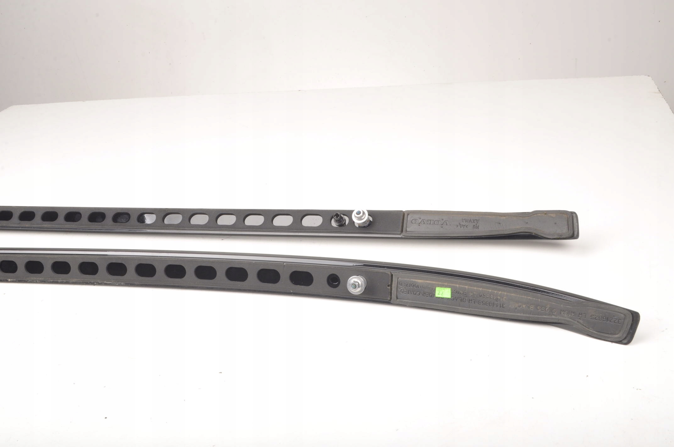 VOLVO V60 II RDESIGN RELINGI DACHOWE CZARNE ORYGIN Numer katalogowy części KOMPLET: 31448859  31448858