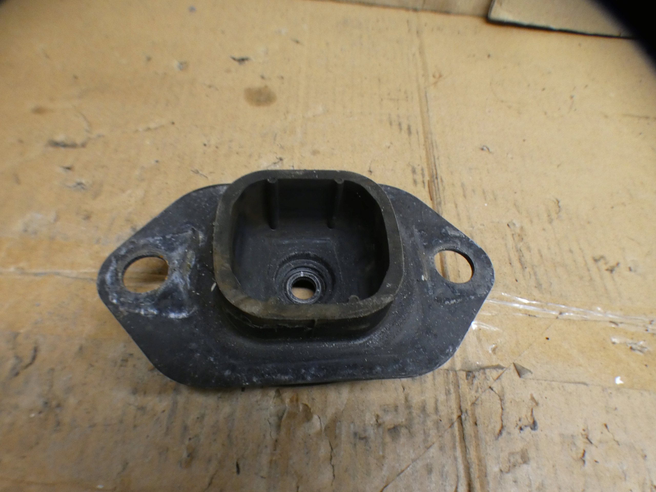 gearbox mount TRAFFIC III 112212557R
