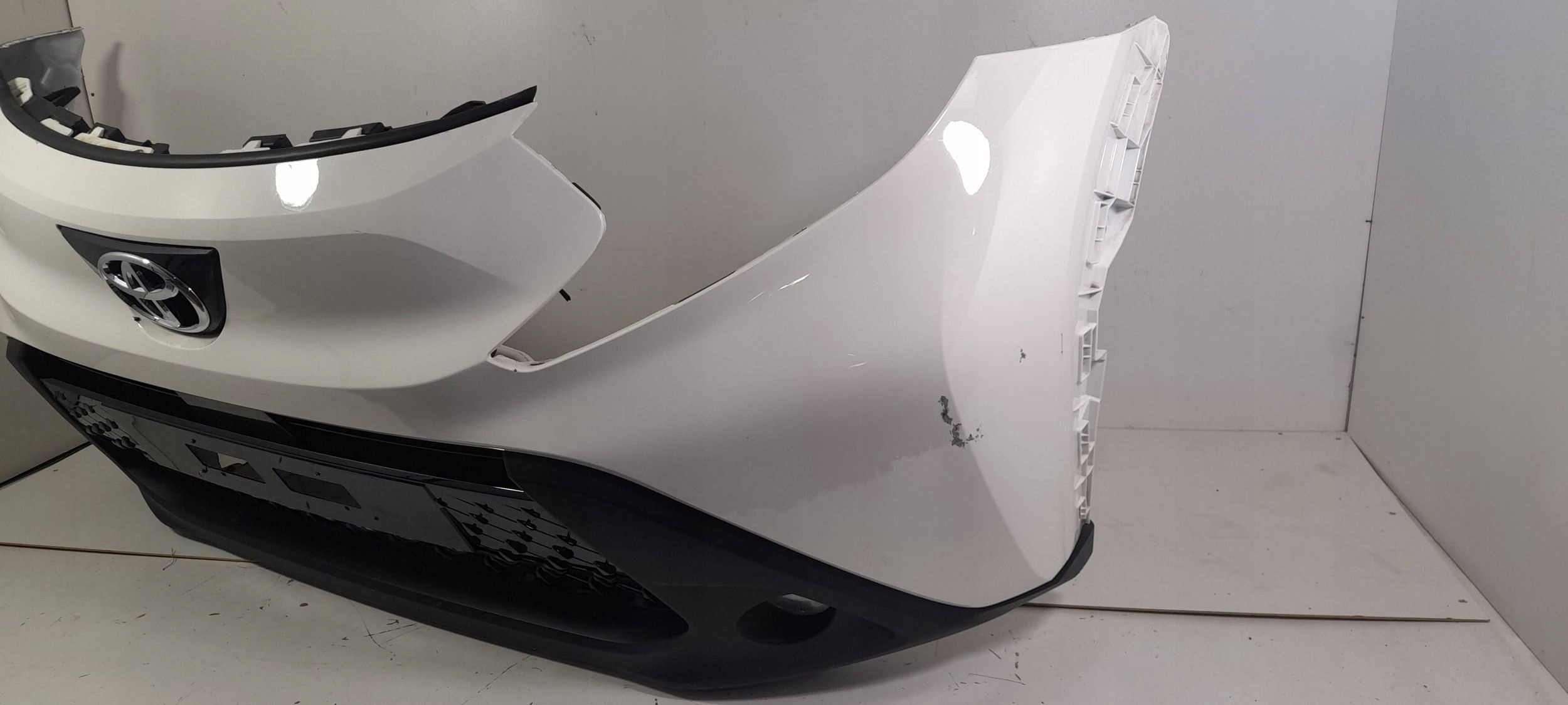 Toyota Aygo X 2024r frontstoßstange 040 (X17)