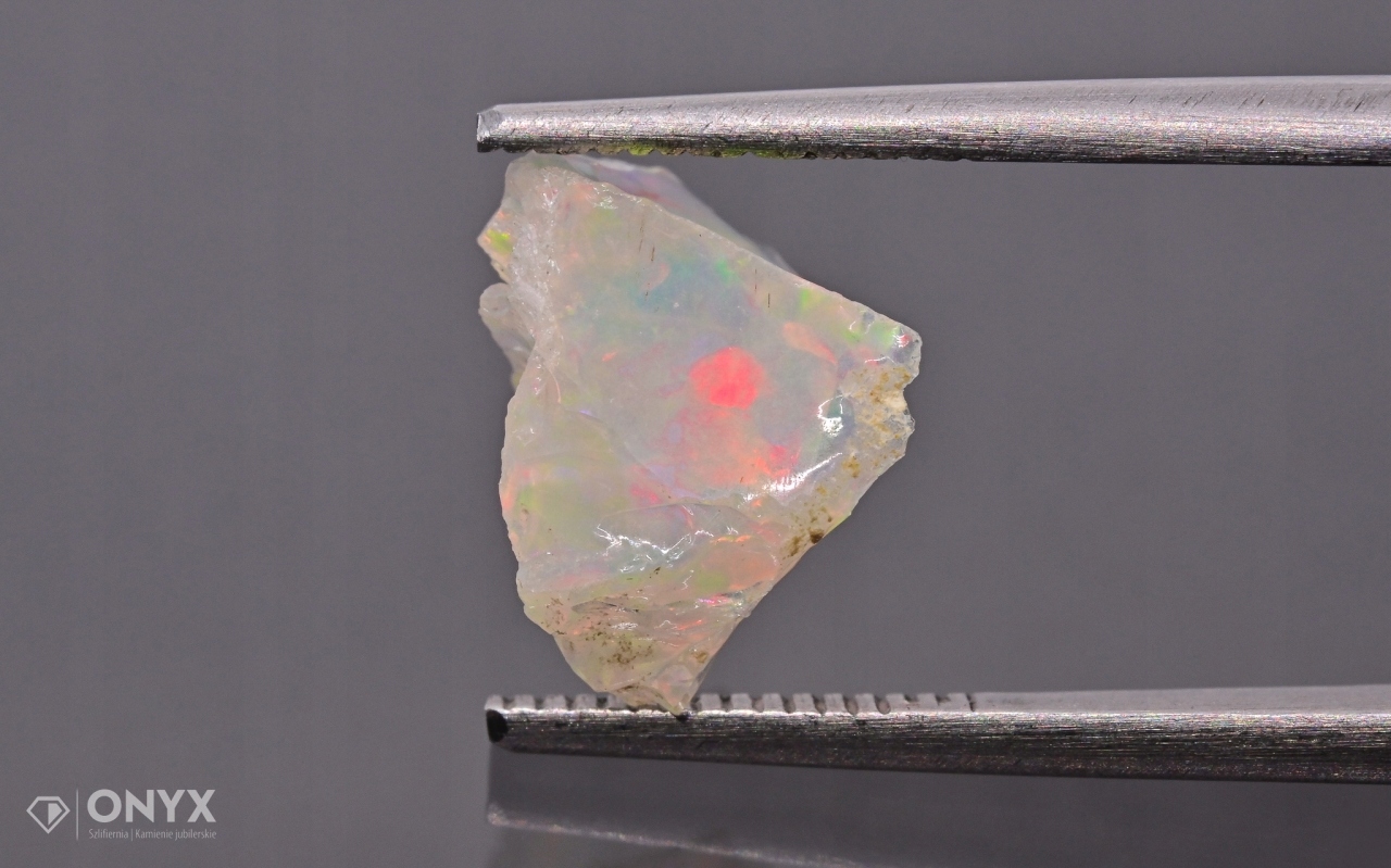 Opal z Etiopie hrudka 11x7 mm
