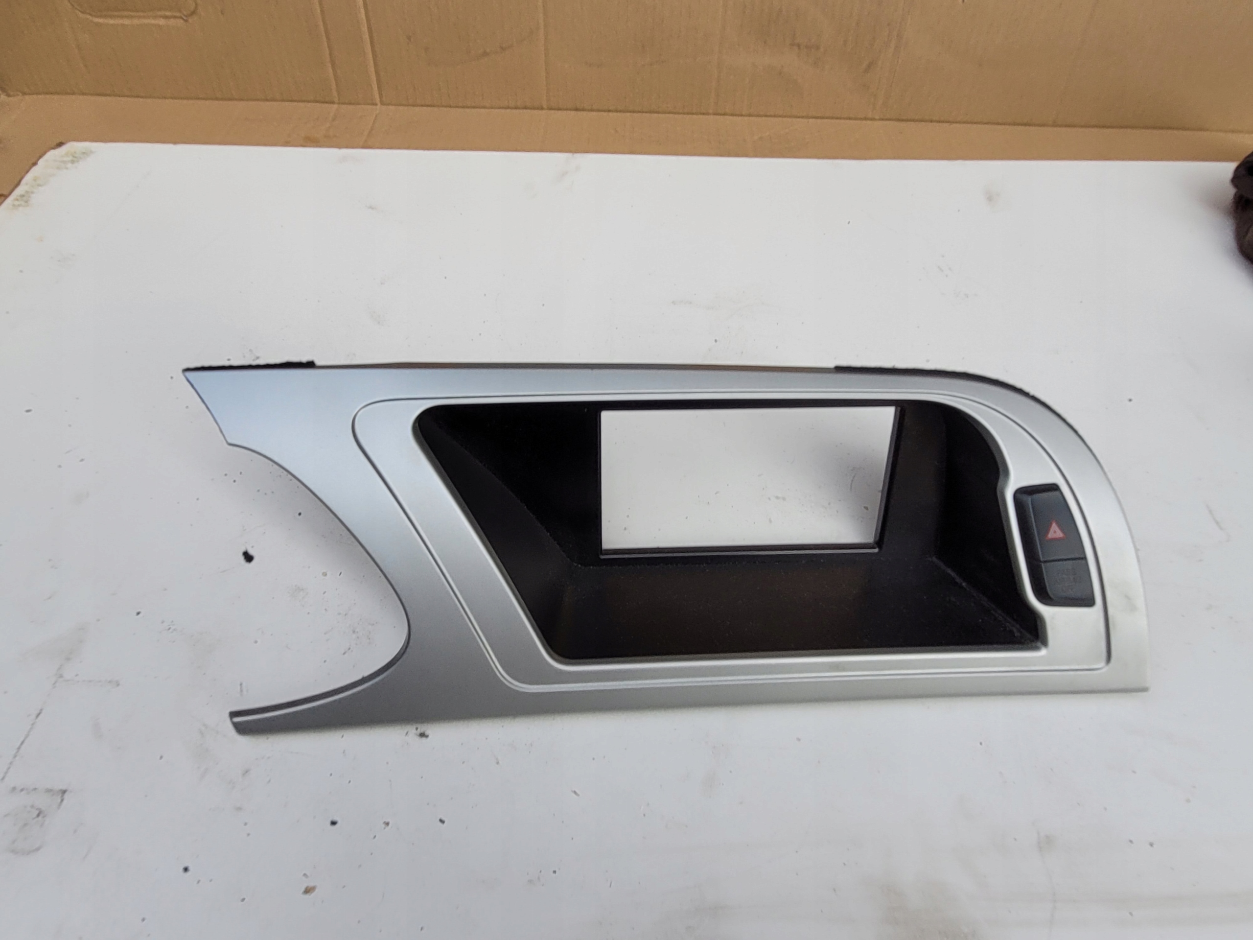 Корпус рамка дисплея 8k1857186g Audi A4 B8