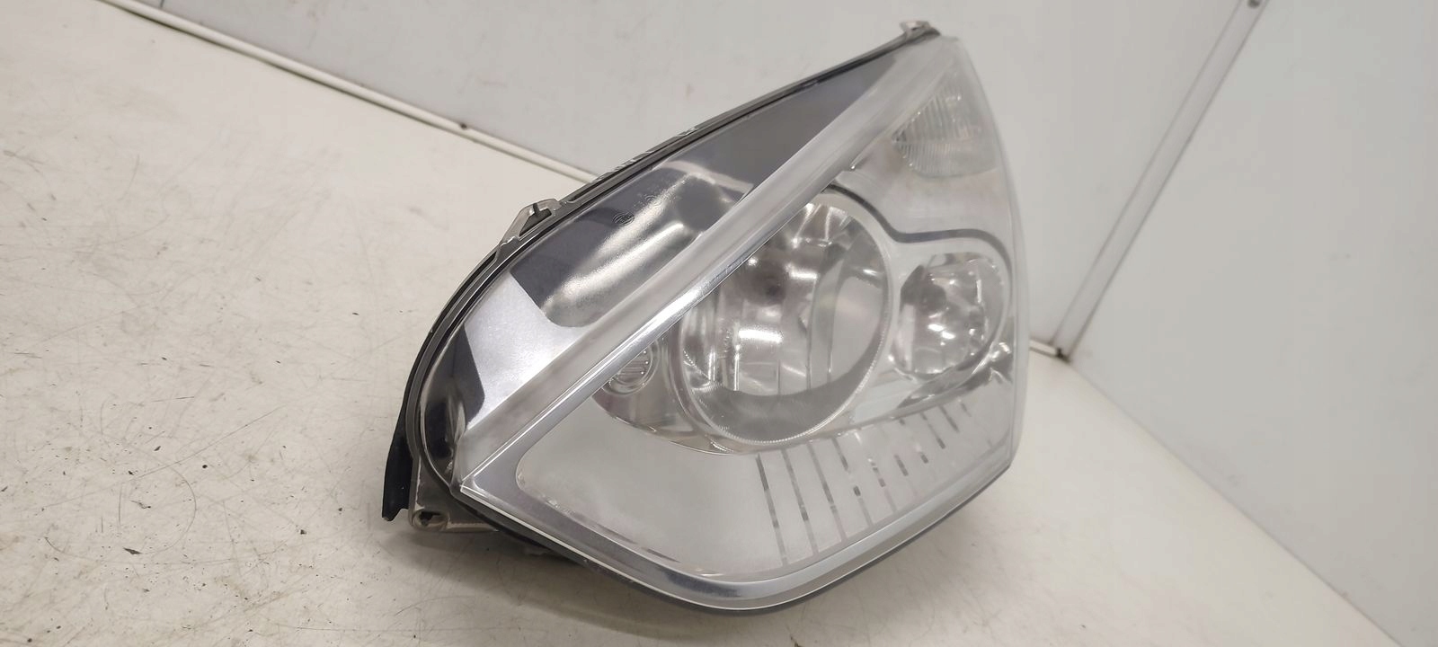 light front front left Ford S-MAX
