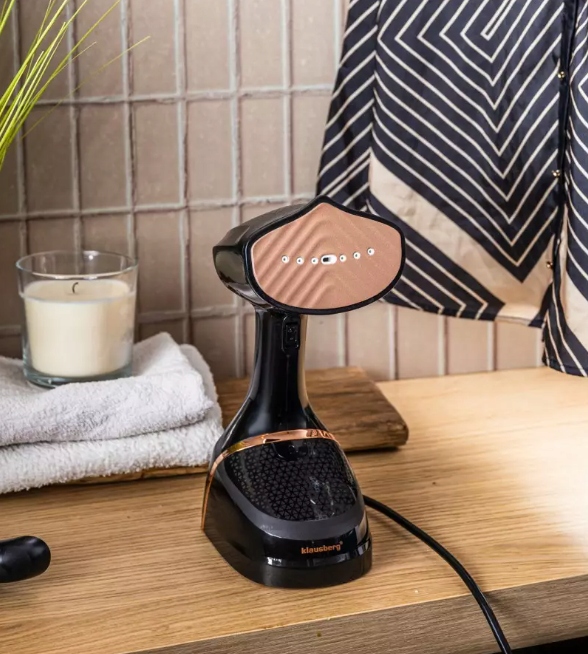 Parownica do pionowego prasowania ubrań, pojemność 400ml, czarna ze złotym