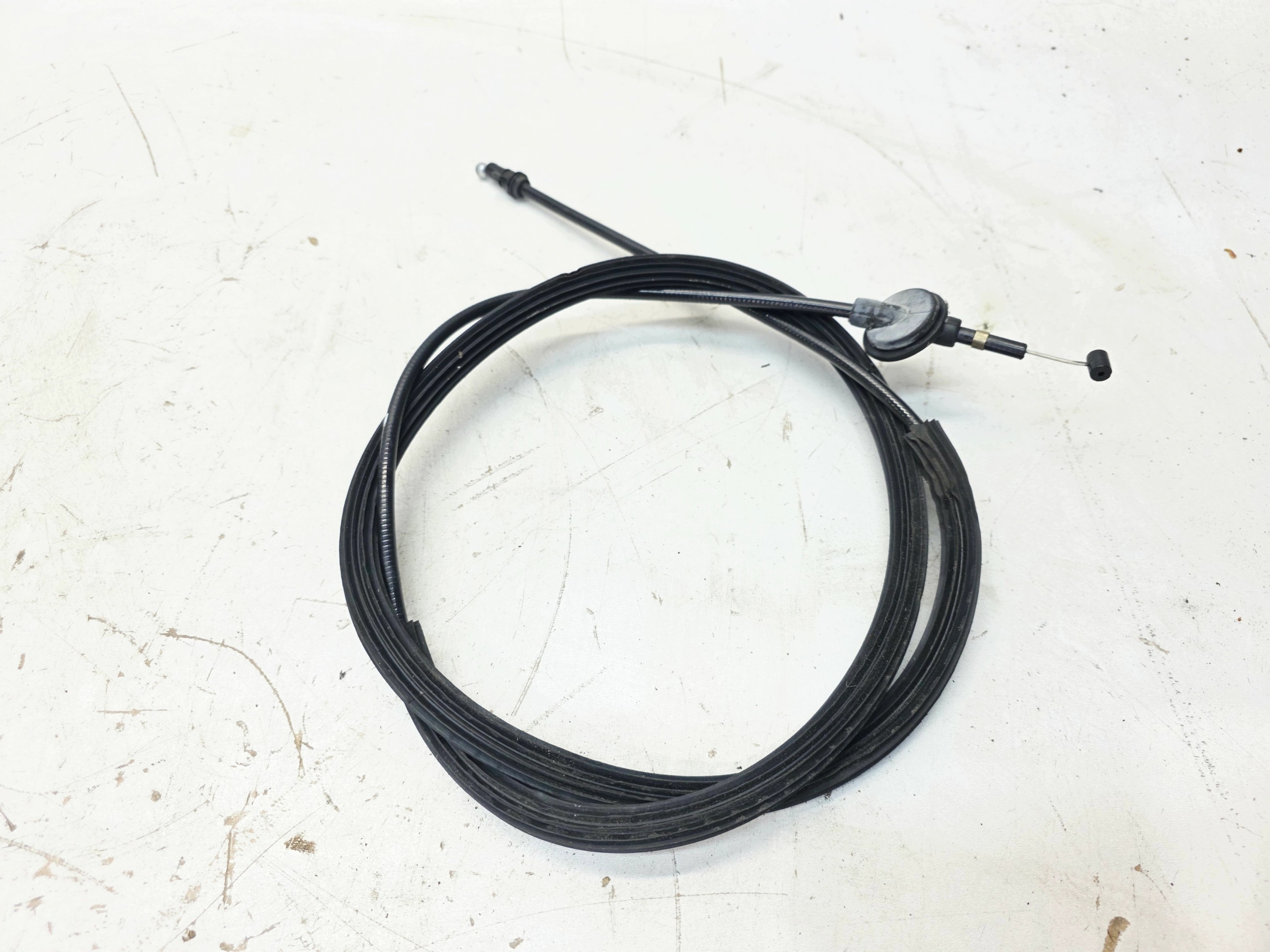 corde pour l'ouverture du capot AUDI A4 B8 A5 8T 8K1823535