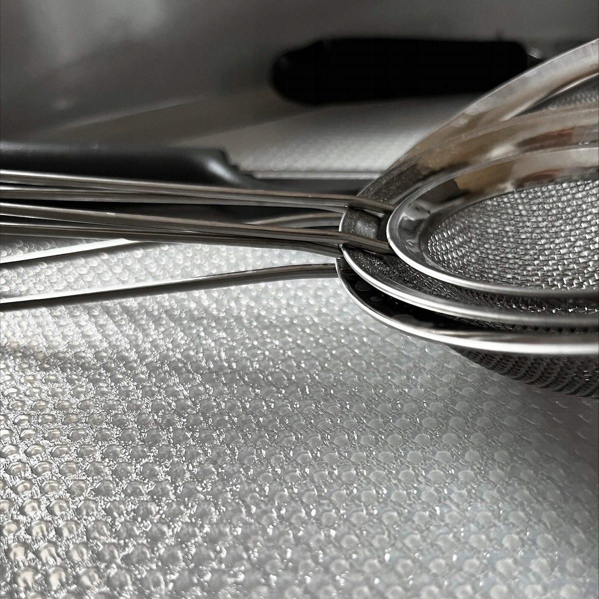 MATA ANTYPOŚLIZGOWA DO SZUFLAD SZAFEK OCHRONNA DUŻA ROLKA PLAMOODPORNA Szerokość produktu 50 cm