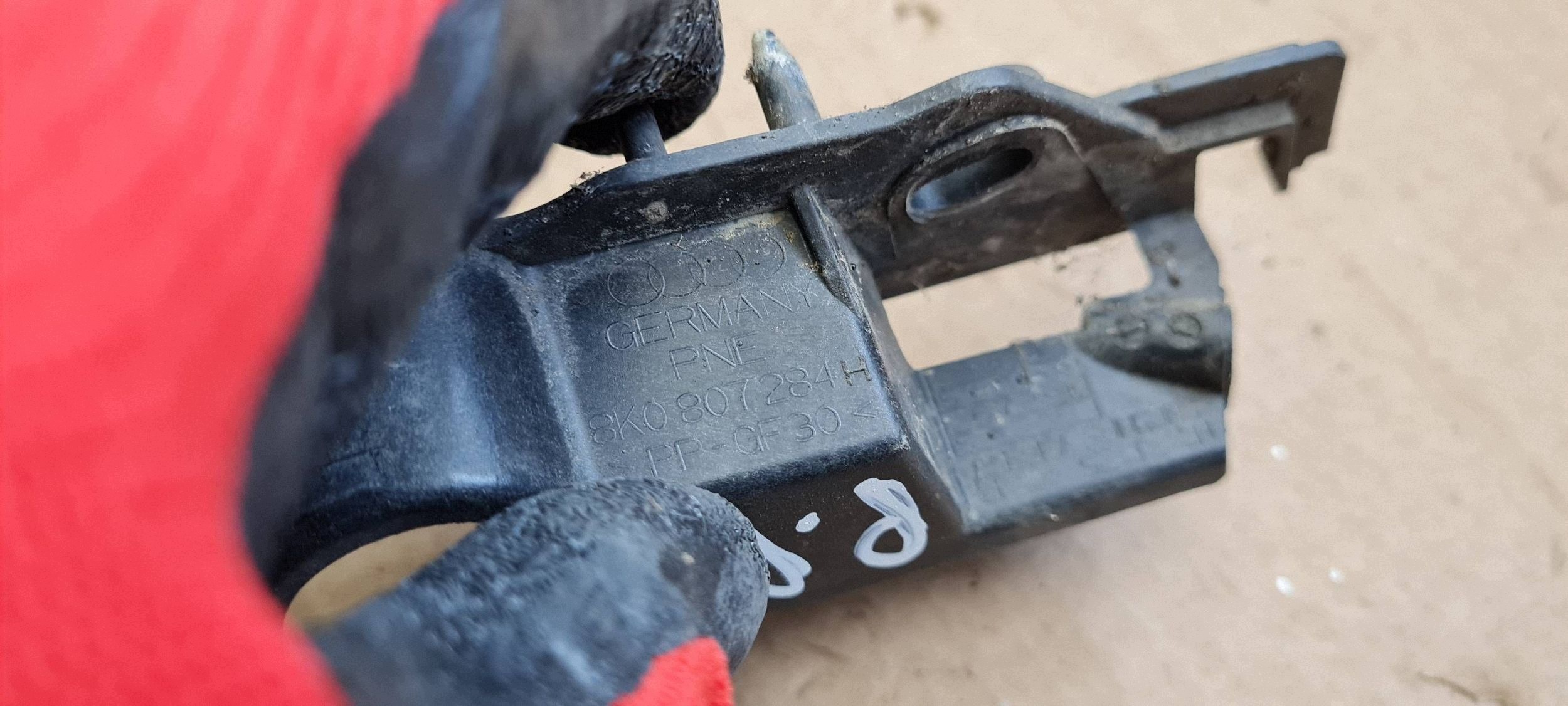 A4 B8 S4 LIFT support holder bracket of a bumper right front 8K0807284H