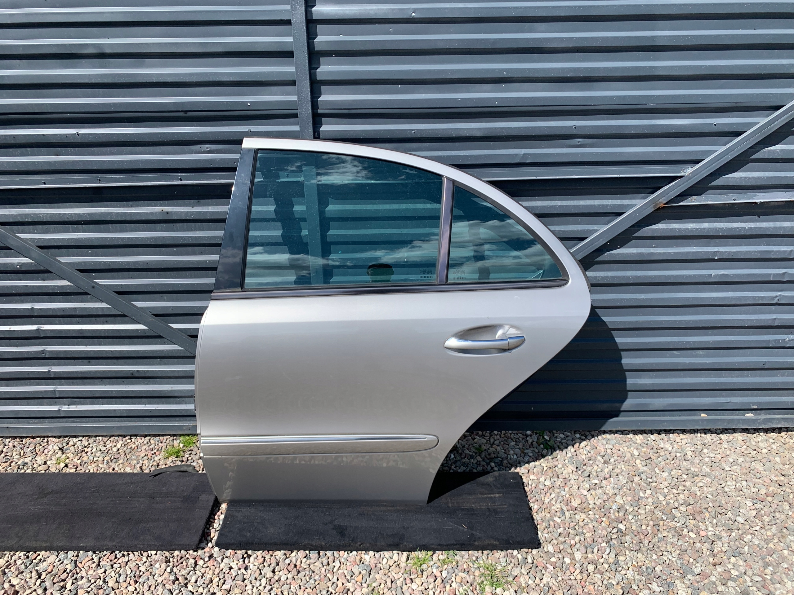 MERCEDES W211 SEDAN DRZWI LEWE LEWY TYŁ TYLNE 723 C723